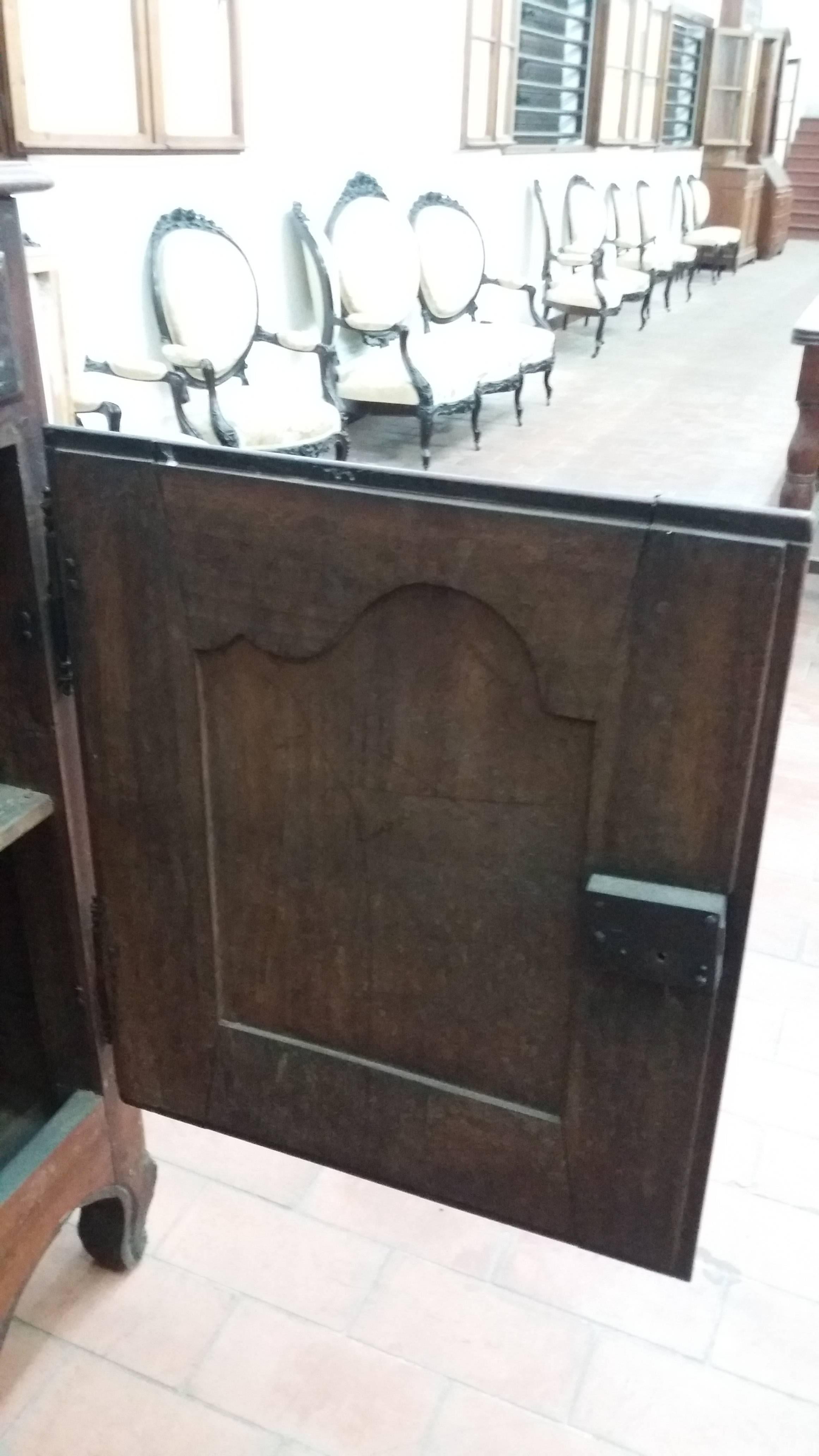 18th Century Louis XV Walnut Wood Two Doors French Credenza, 1950 For Sale 1