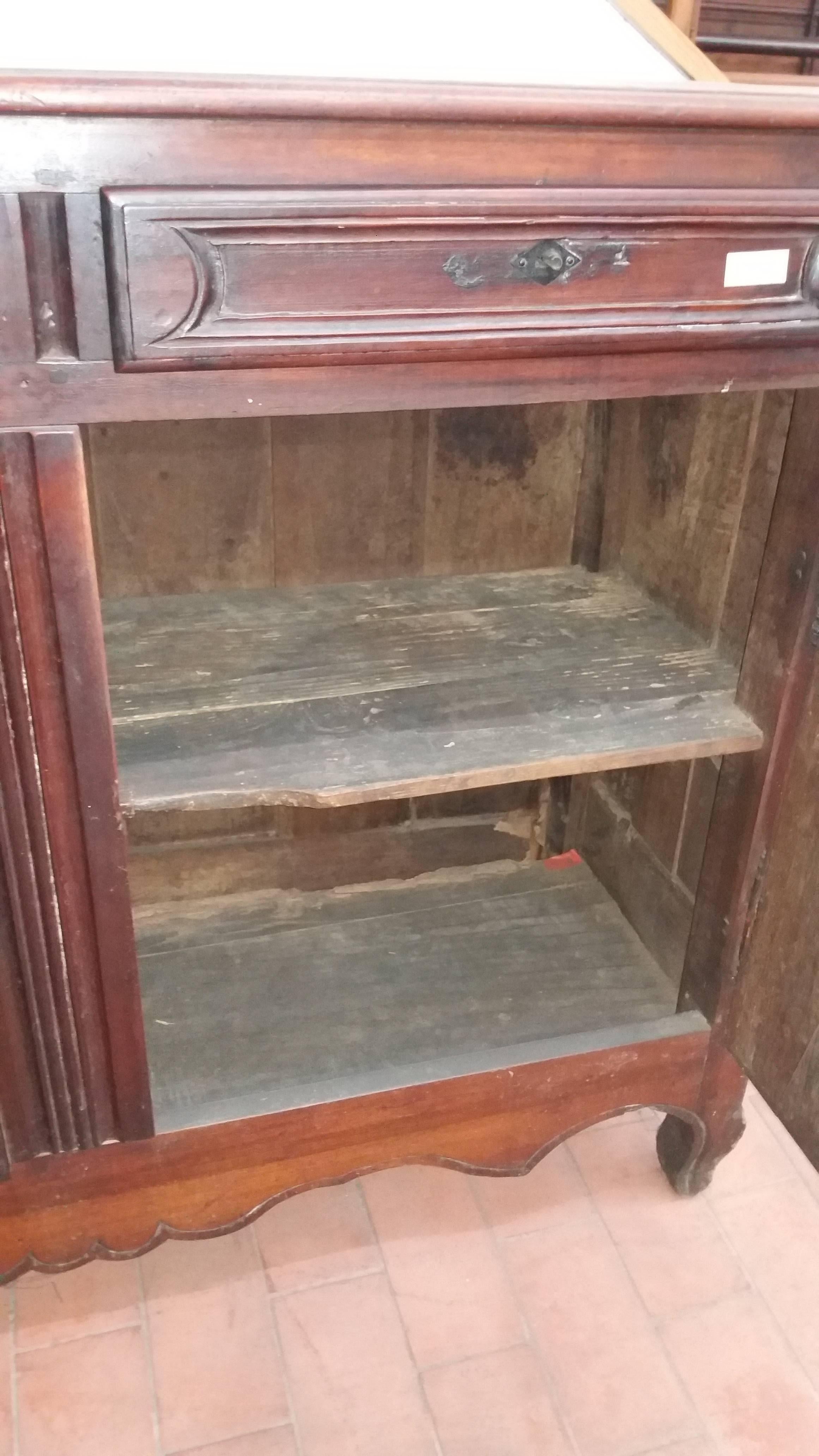 18th Century Louis XV Walnut Wood Two Doors French Credenza, 1950 For Sale 3