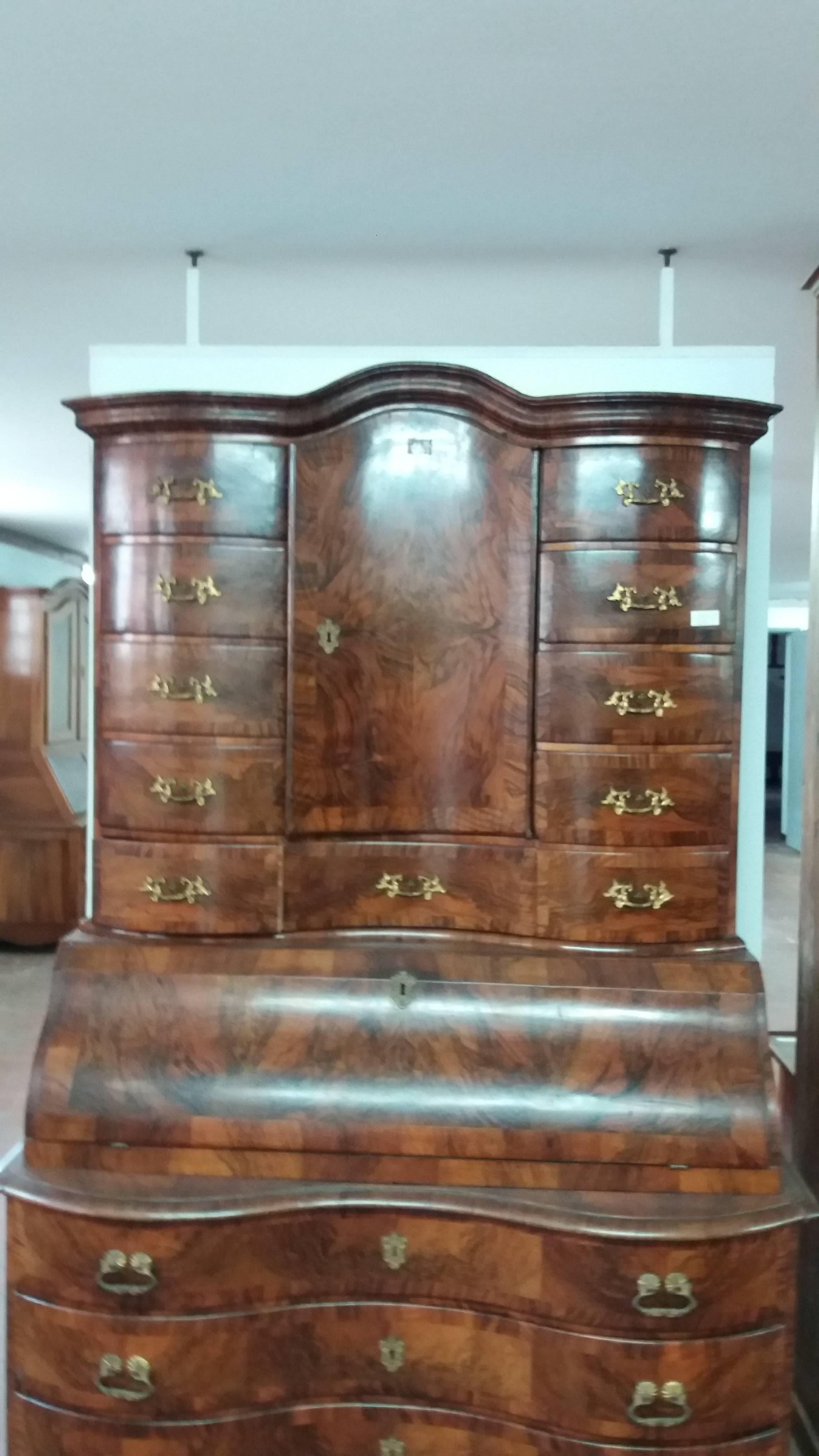Elegant trumeau made entirely by hand in 1700 in France.
Walnut root plating, headed wood frame,
the interior of small drawers in precious woods make it an object with attention to the small details.
It has to be restored-the Restauration takes