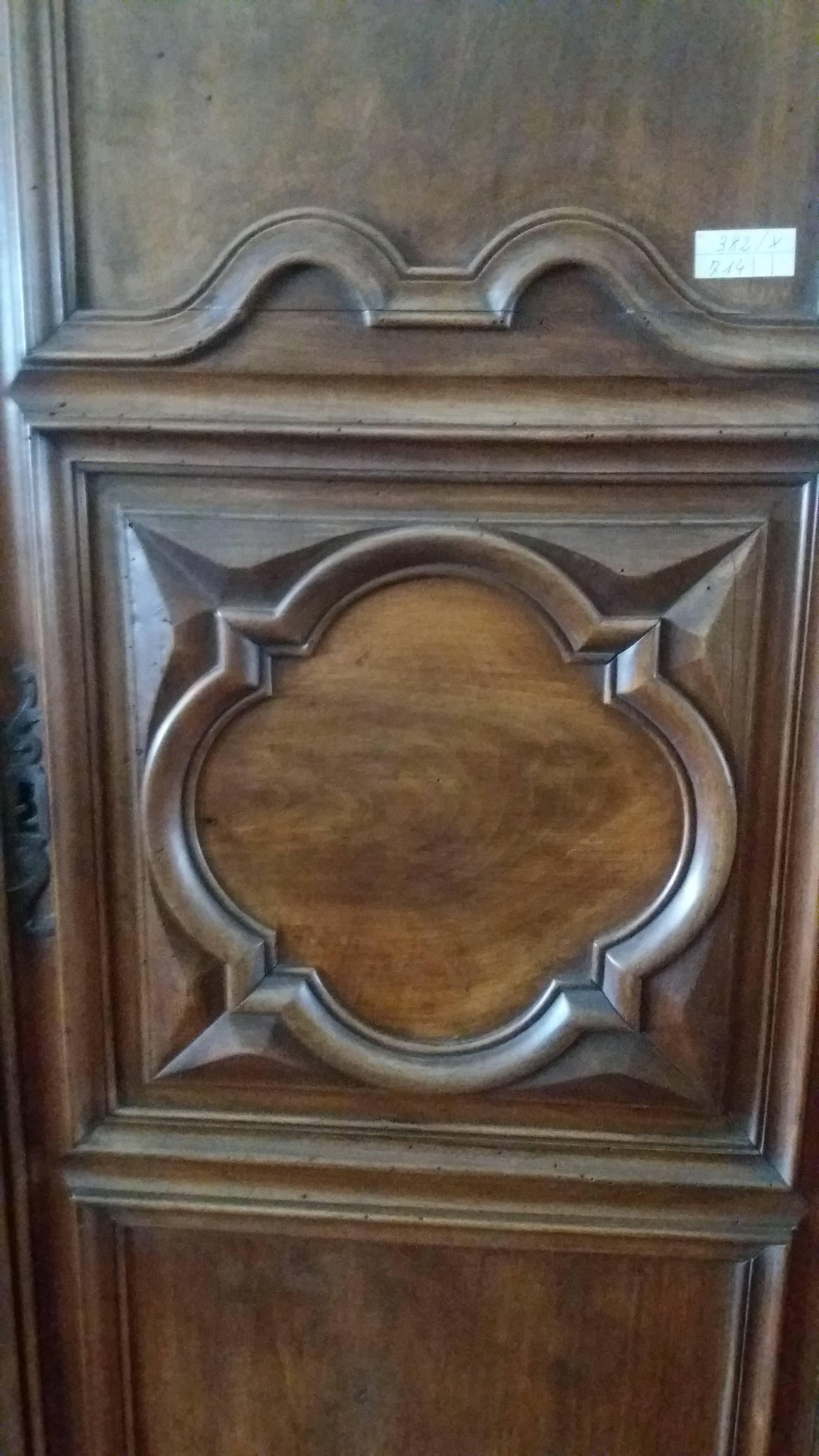 This is a walnut French wardrobe. It has to be restored. The Restauration takes 1 month.
The price includes the Restauration.
 