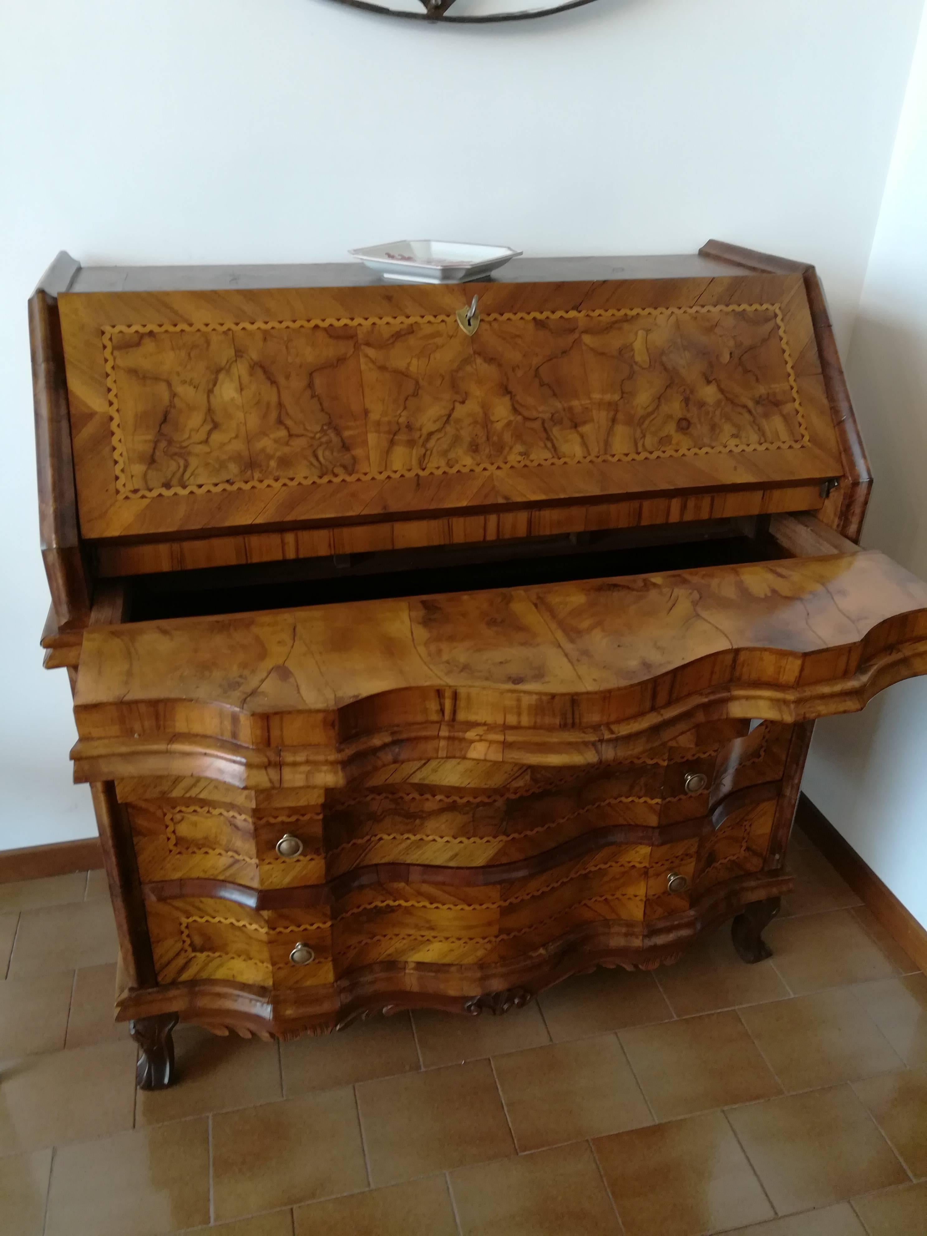 20th century light brown walnut italian cabinet In Good Condition For Sale In Wyboston Lakes, GB