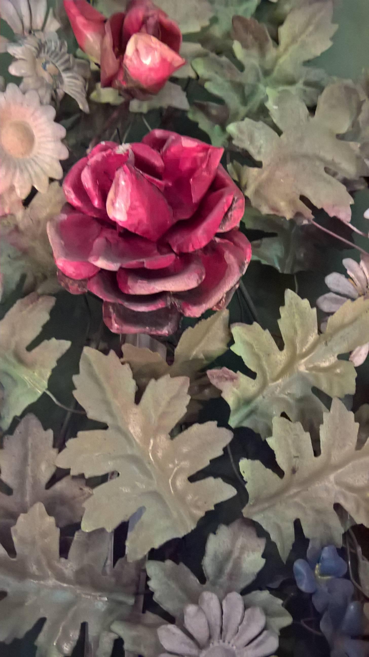 Austriaco Lampada da parete a bouquet di fiori in metallo Toile austriaco del XIX secolo in vendita