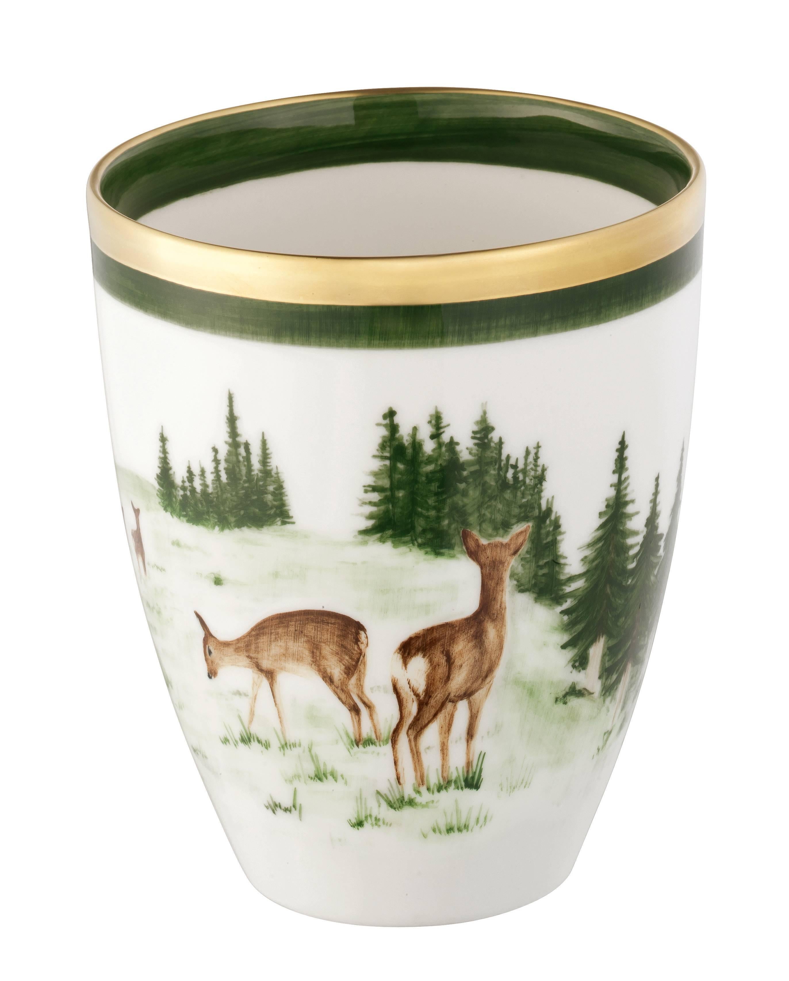 
Il vaso di porcellana dipinto a mano è completamente realizzato e dipinto a mano in Baviera, in Germania. Con una linea d'oro a 24 carati. L'arredamento è dipinto a mani libere  Tutti i giorni  con una scena di caccia. Il decoro Black Forest mostra