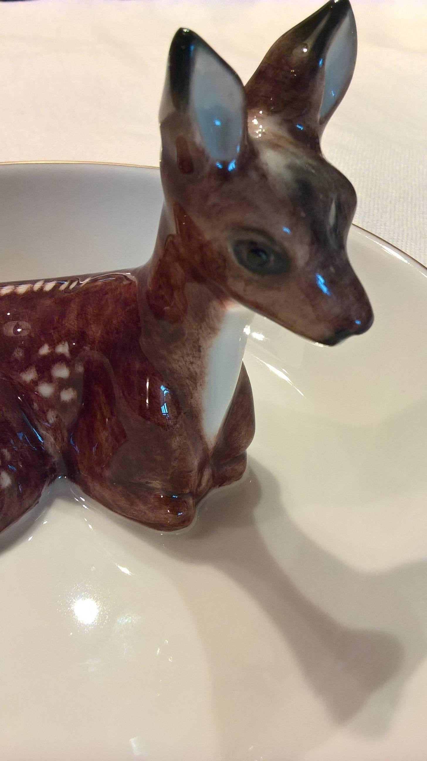 Handbemalte Porzellanschale zum Servieren von Süßigkeiten oder Nüssen mit einer naturalistischen Bambi-Figur in der Mitte der Schale. Die Bambi-Figur und die Schale werden komplett in Handarbeit in Bayern hergestellt. Handbemalte Bambi-Figur mit