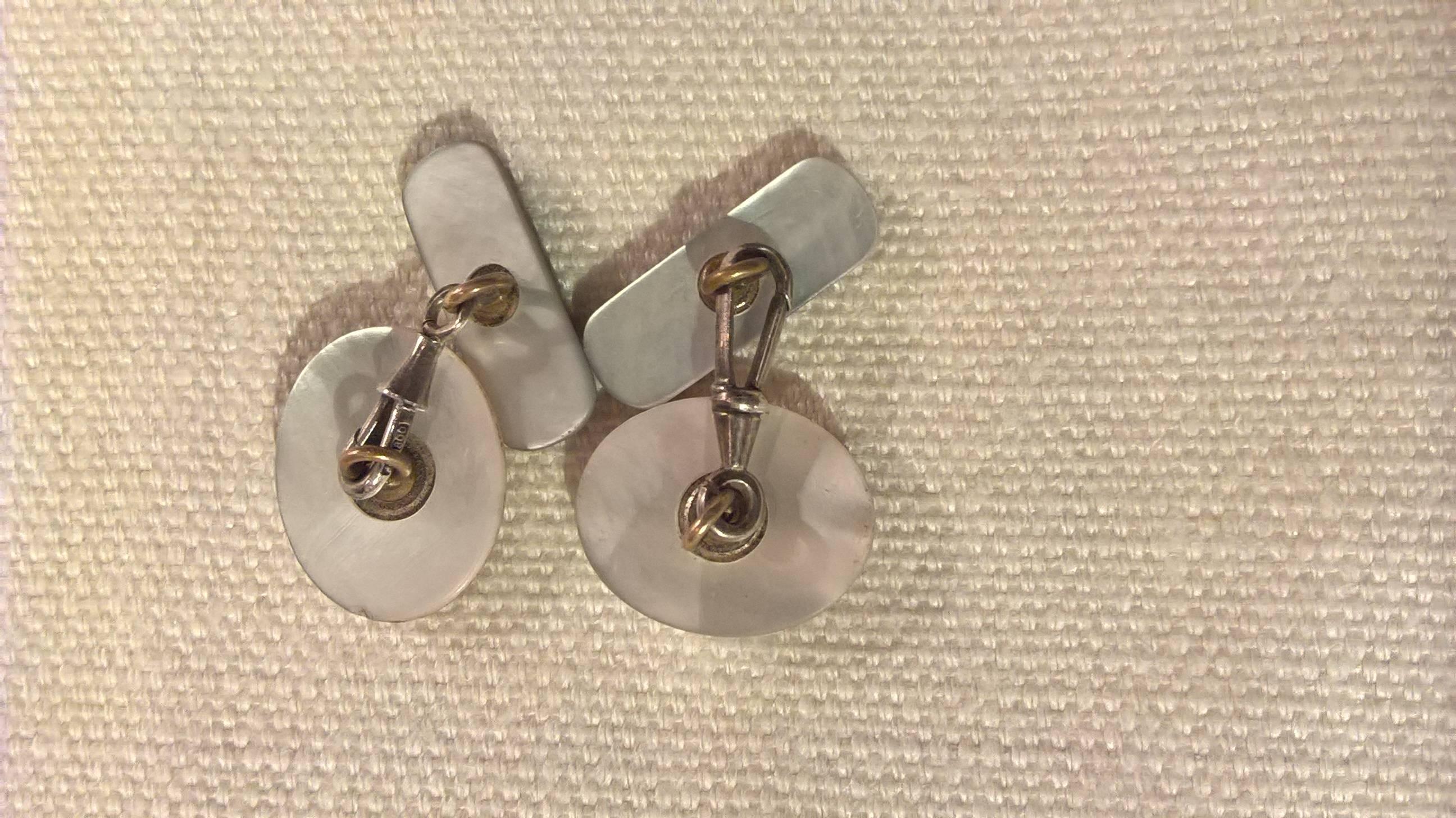 Charmante paire de boutons de manchette en nacre et argent 800. Les boutons de manchette sont ornés d'un portrait gauche et droit d'une dame en nacre brun foncé, dans un style Art déco. Fabriqué à la main en Autriche.