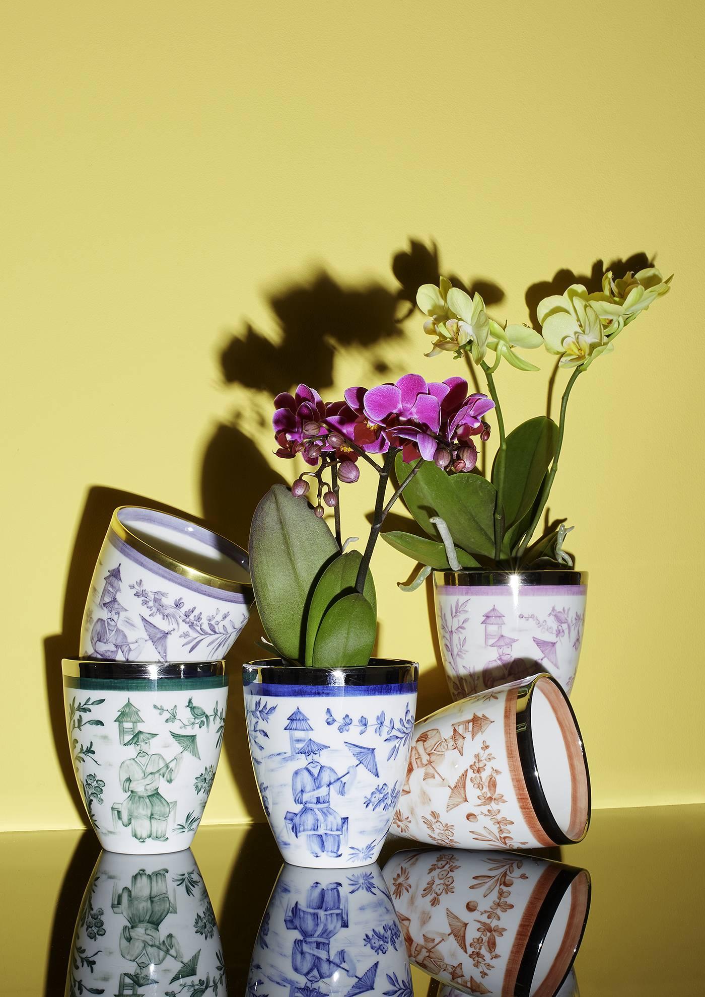 Freihändig bemalte Porzellanvase mit einer Chinoiserie-Szene mit Blumen und Schmetterlingen in Orange. Platin umrandet. Eine Porzellanschale mit demselben Dekor kann bestellt werden.
Über Sofina Porzellan:
Die Herstellung von Sofina-Porzellan ist in