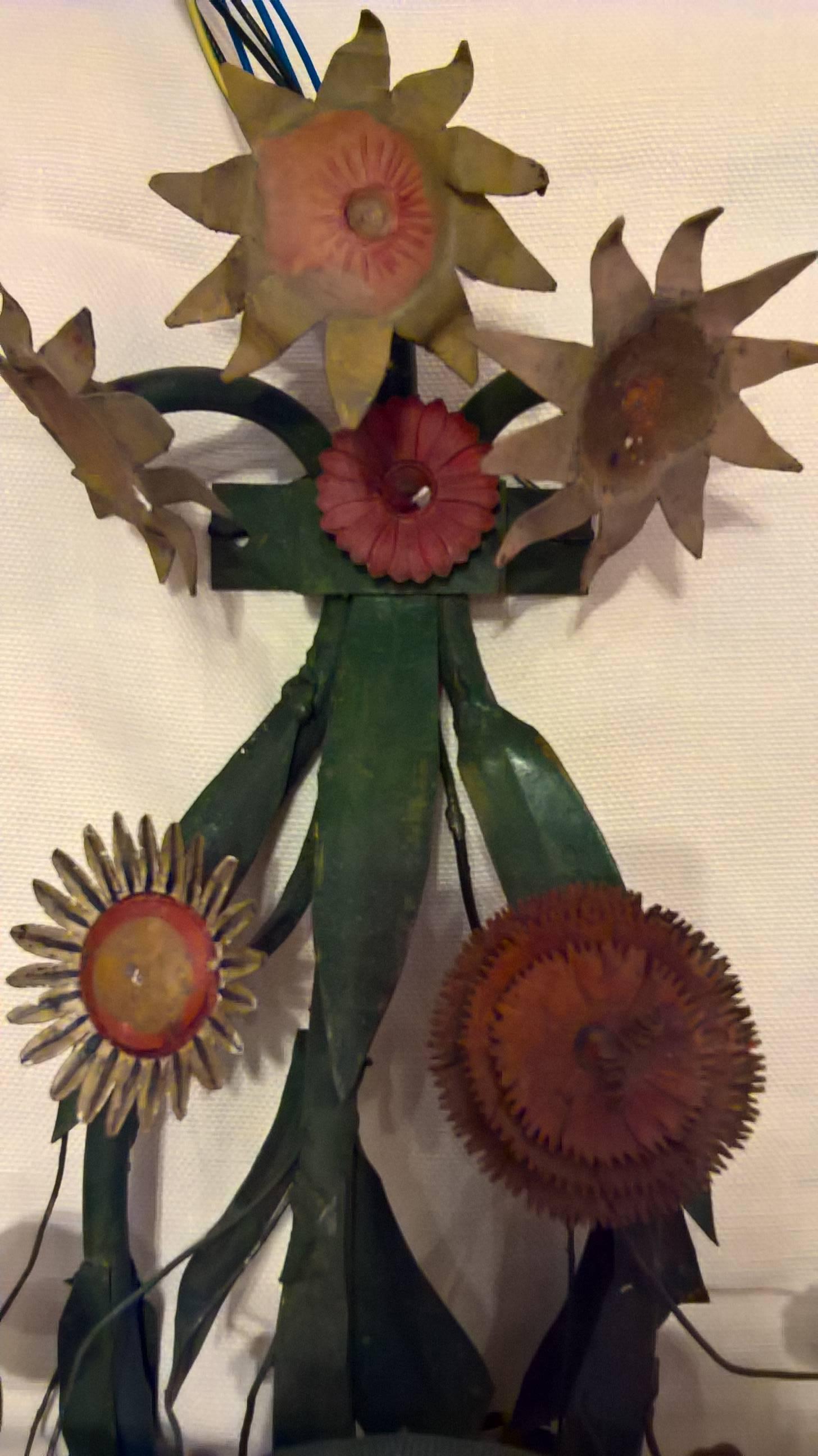 Charmantes Paar französischer Wandlampen aus dem späten 19. Jahrhundert mit handbemalten Blumenbouquets aus Metall im Landhausstil und handgefertigten Schirmen aus Briqué-Seide. Entworfen als zwei Blumensträuße mit verschiedenen Blüten in gebranntem