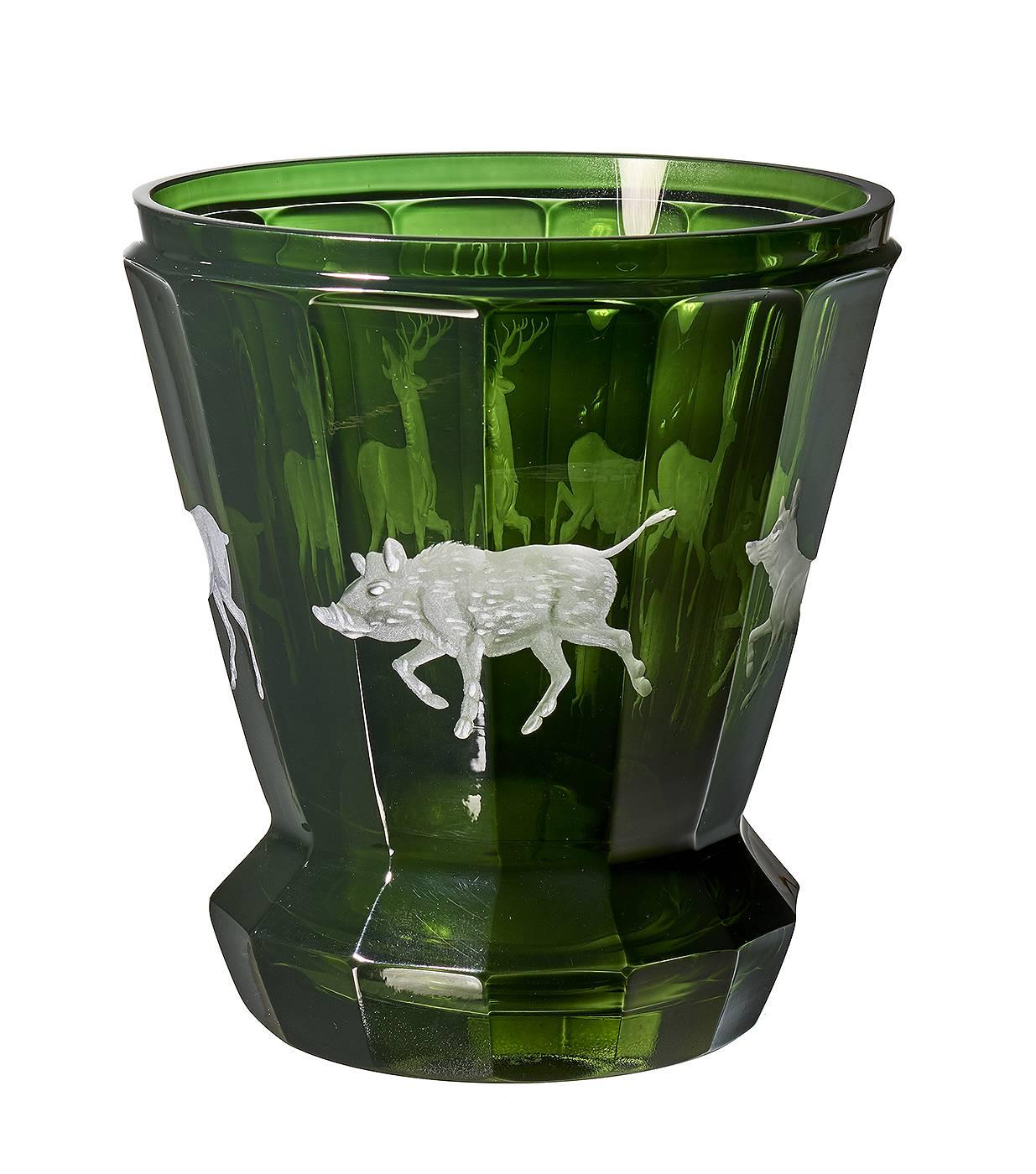 Vase/lanterne en cristal soufflé à la bouche en verre vert avec scène de chasse dans le style de la forêt noire. Dans un premier temps, le verre est facetté à la main sur tout son pourtour et, dans un second temps, gravé à main levée de cinq animaux