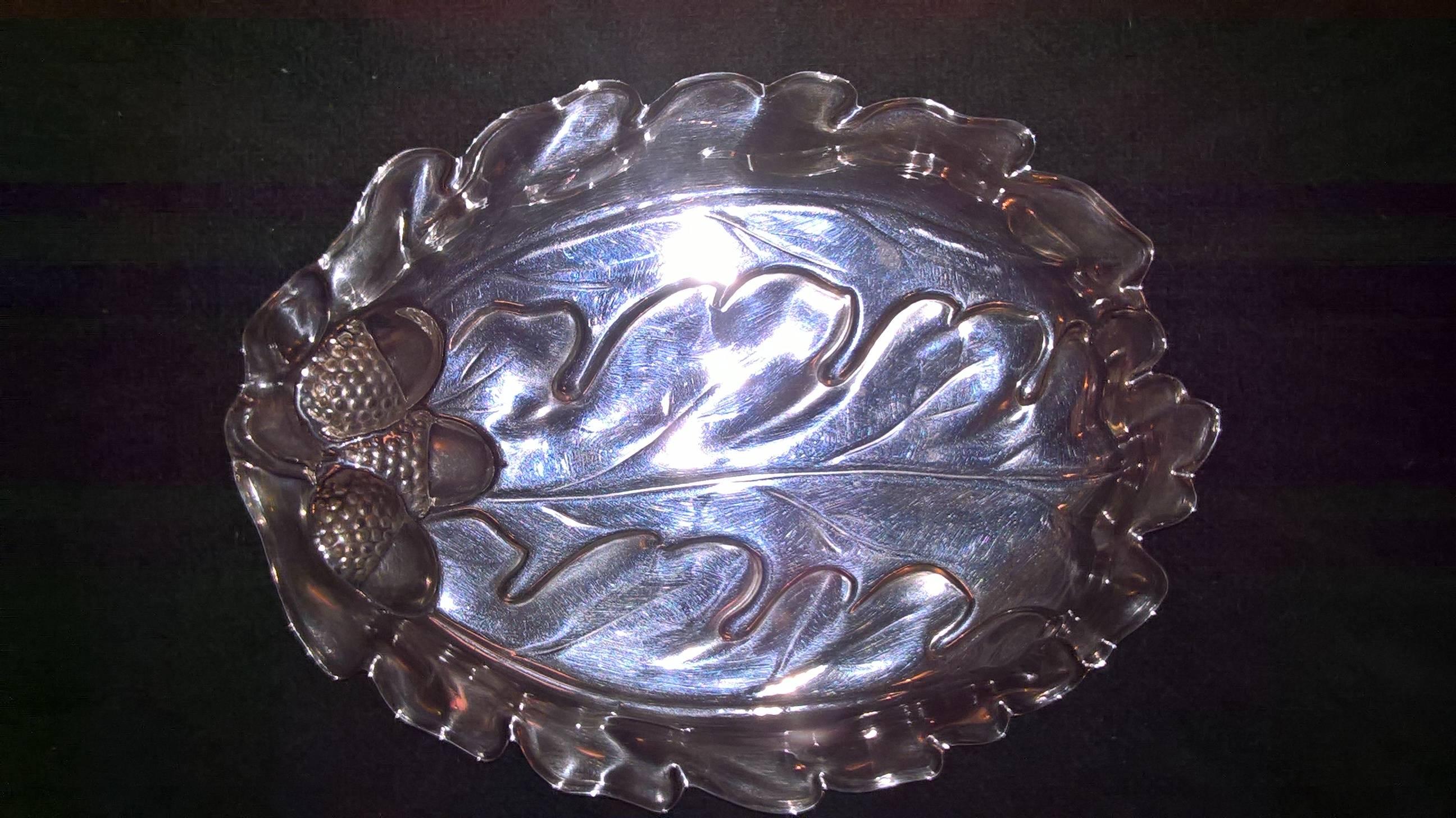 Decorative sterling silver oak leaf bowl with amazing realistic details. Hallmarks.