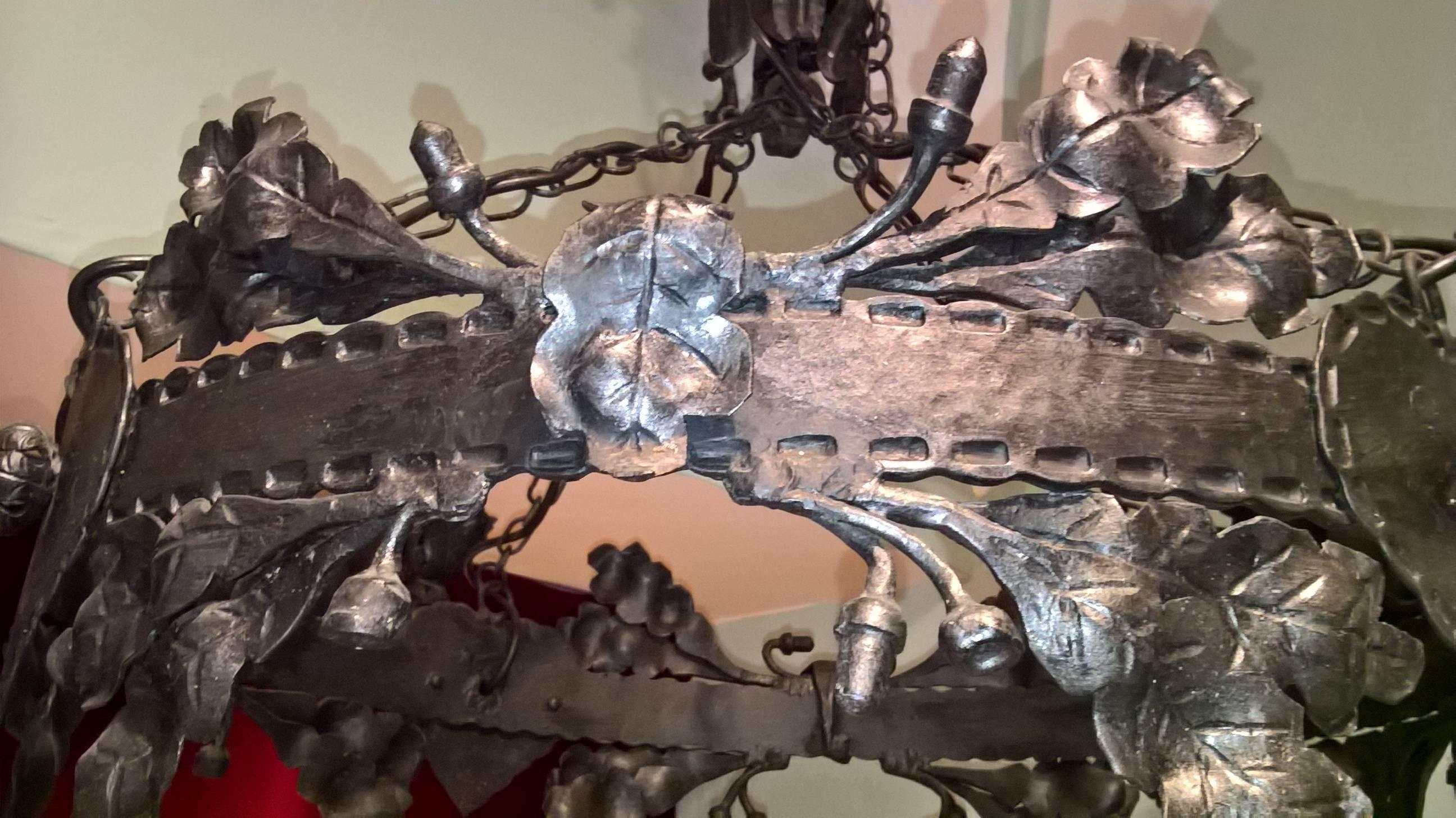 Deutscher rustikaler Eisen-Anhänger aus der Mitte des Jahrhunderts, handgefertigt aus Eiche und Eichenblättern (20. Jahrhundert) im Angebot