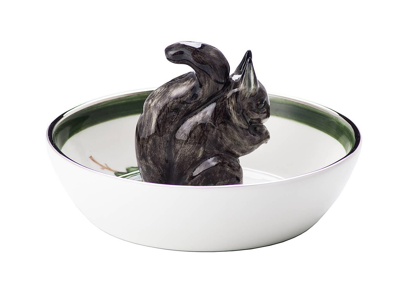 Completely handmade porcelain bowl with a hands-free painted squirrel in brown in the center of the bowl. 24-carat gold rimmed. Comes also in black with platinum frame. Available in 2 sizes. Here shown in the bigger size. Handmade in