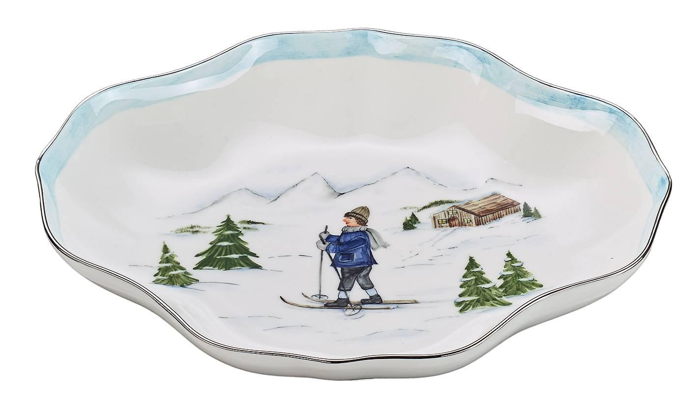 Plat en porcelaine peint à mains libres avec bord en platine. Mains libres peint dans un décor hivernal classique avec un skieur, des montagnes et des arbres. Entièrement fabriqué à la main en Bavière/Allemagne.