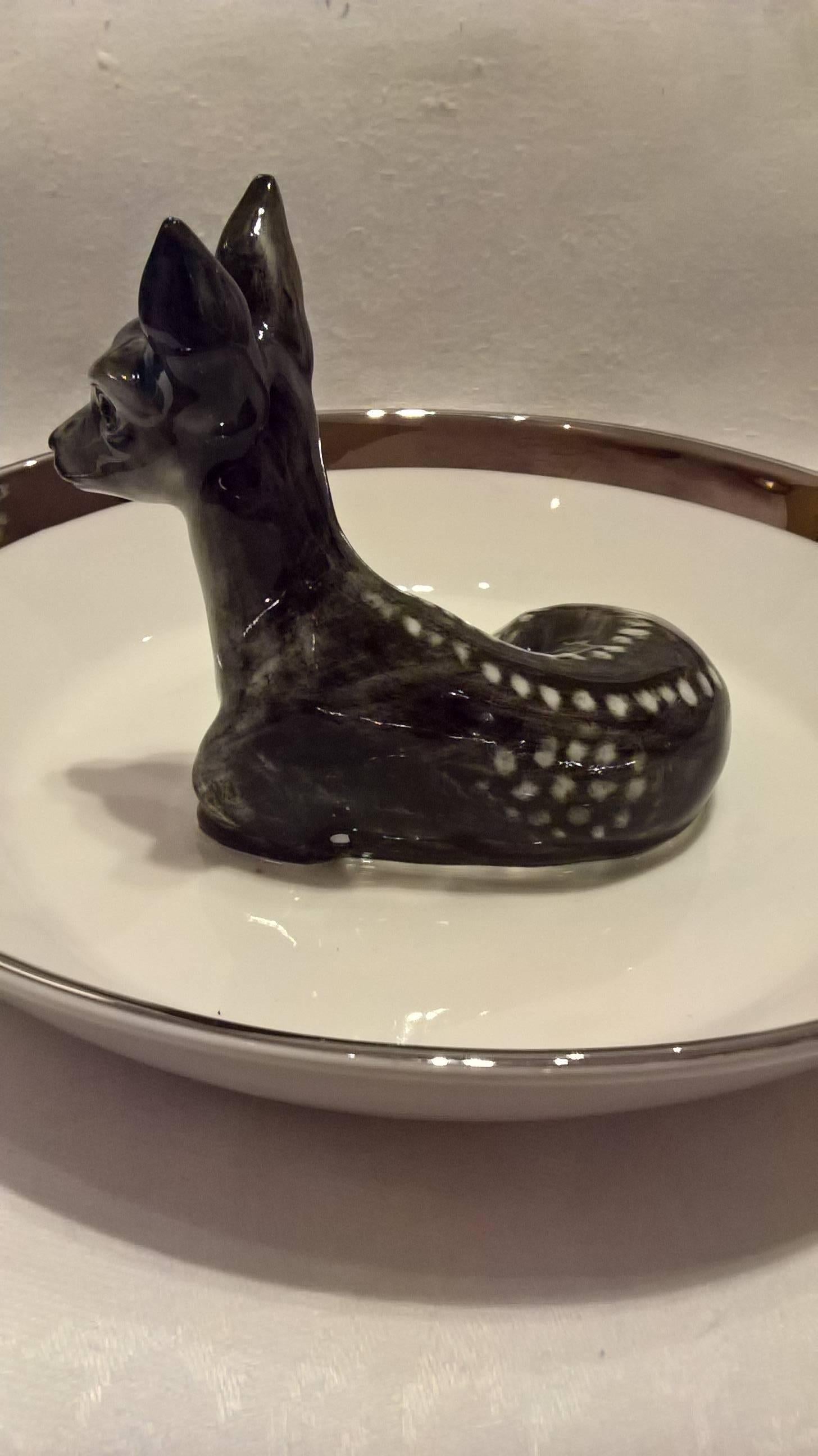 Cuenco de porcelana alemana Black Forest con figura de ciervo y guirnalda Hecho a mano en venta