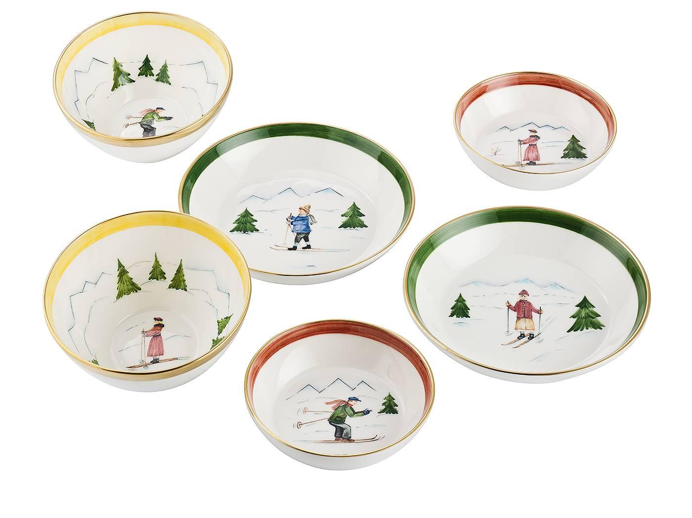 Charmant plat en porcelaine peint à mains libres avec bord en platine. Mains libres peint dans un décor hivernal classique avec un skieur, des montagnes et des arbres. Entièrement fabriqué à la main en Bavière/Allemagne.