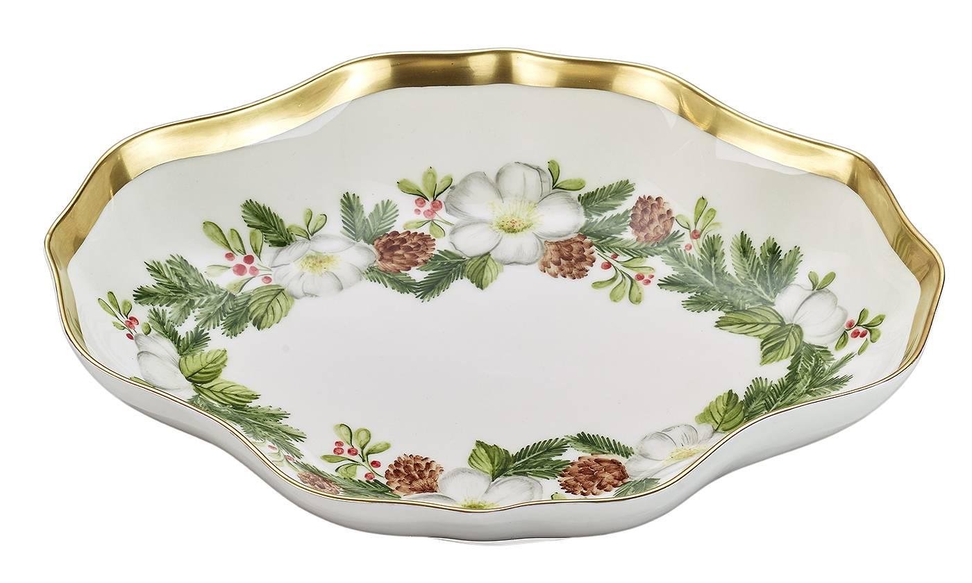 Hands-free painted porcelain dish with platinum rim. Hands-free painted in a classic black forest christmas decor with green fir and pine cone garland. Completely handmade in Bavaria/Germany.