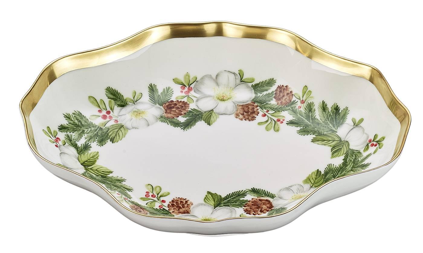 Plat en porcelaine peint à mains libres avec bord en platine. Mains libres peintes dans un décor de Noël classique de forêt noire avec guirlande verte de sapin et de pommes de pin. Entièrement fabriqué à la main en Bavière/Allemagne.