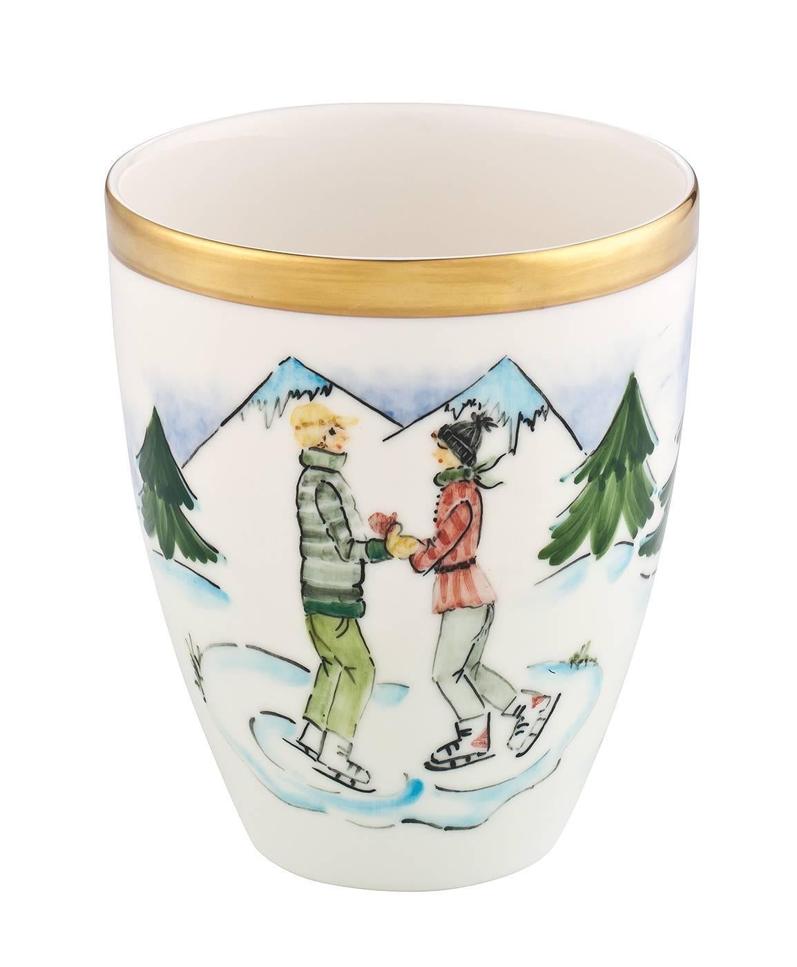 Diese komplett handgefertigten Porzellanvasen mit einem freihändig gemalten Skifahrerdekor werden als Viererset geliefert. Handbemalt in einem nostalgischen Design mit Mädchen, Junge, Schlittschuhläufer und Schlittschuhläuferin rundherum. Bäume und