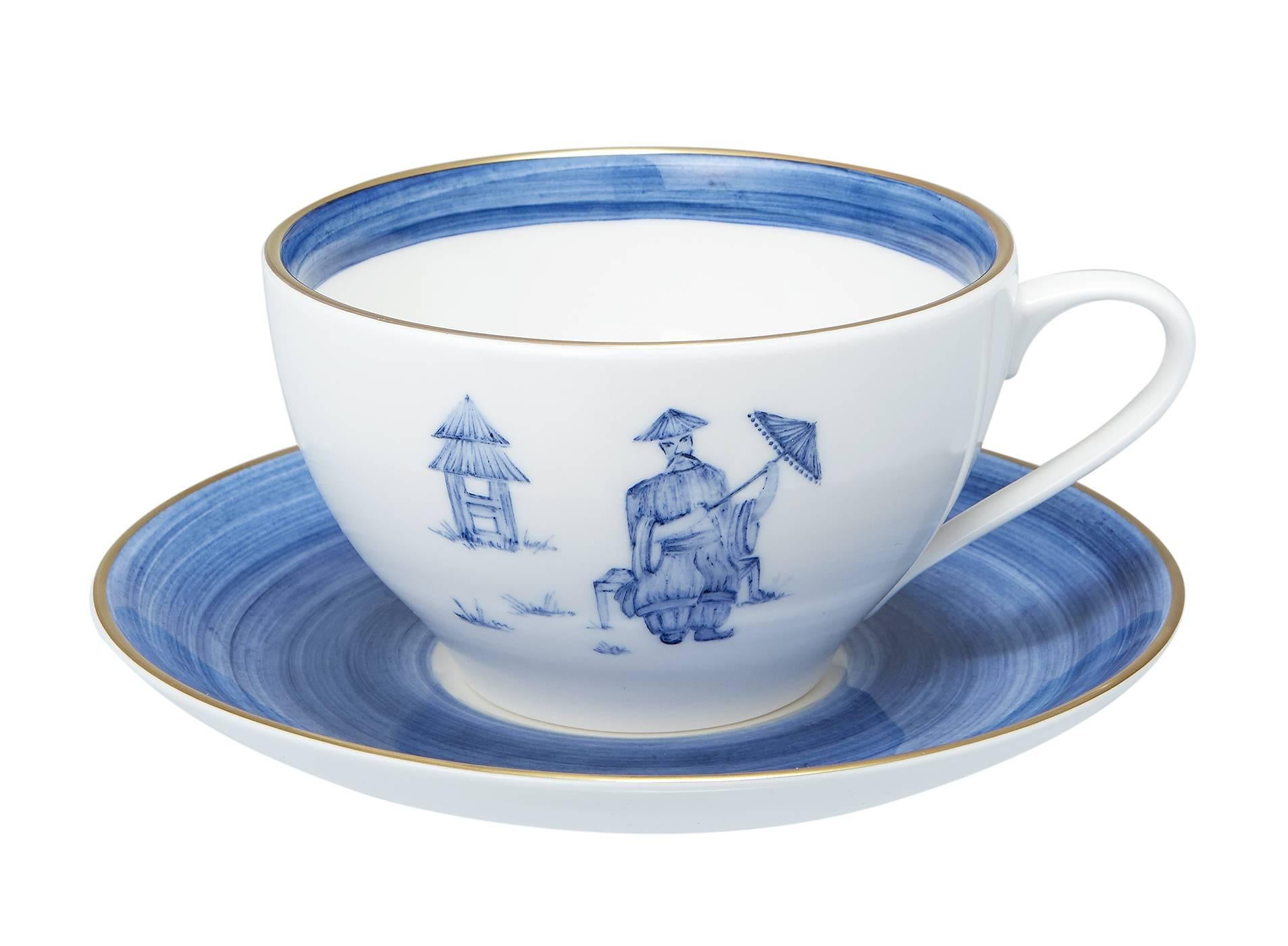 Ces tasses et soucoupes en porcelaine entièrement tournées à la main sont peintes à la main dans un décor traditionnel chinois. Livré sous forme de set en quatre couleurs différentes. Bleu, rose, céladon et gris. Les couleurs peuvent être mélangées