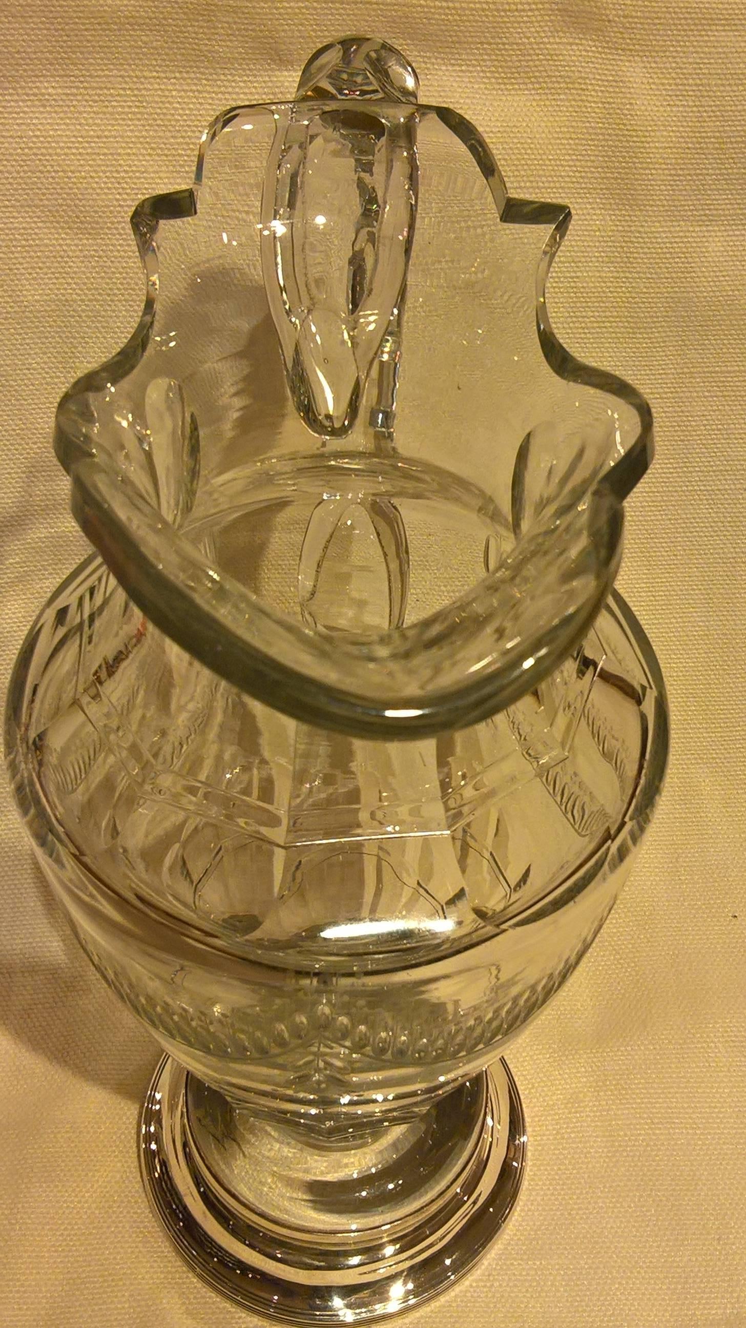 Anglais  Pichet en verre de style George III avec support en argent par Thomas Phipps et Edward Robinson en vente