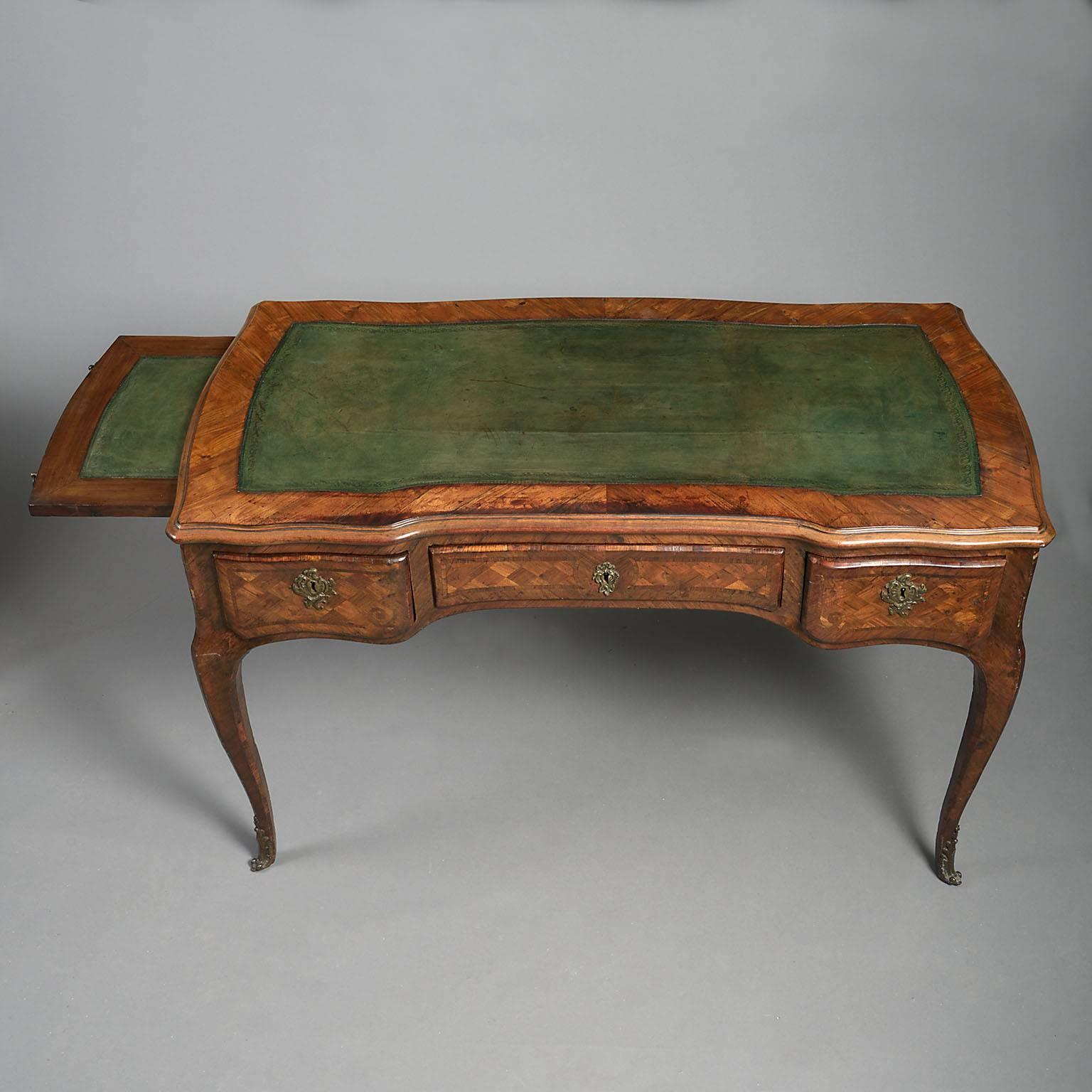 18th Century Kingwood and Tulipwood Parquetry Serpentine Bureau-Plat For Sale 1