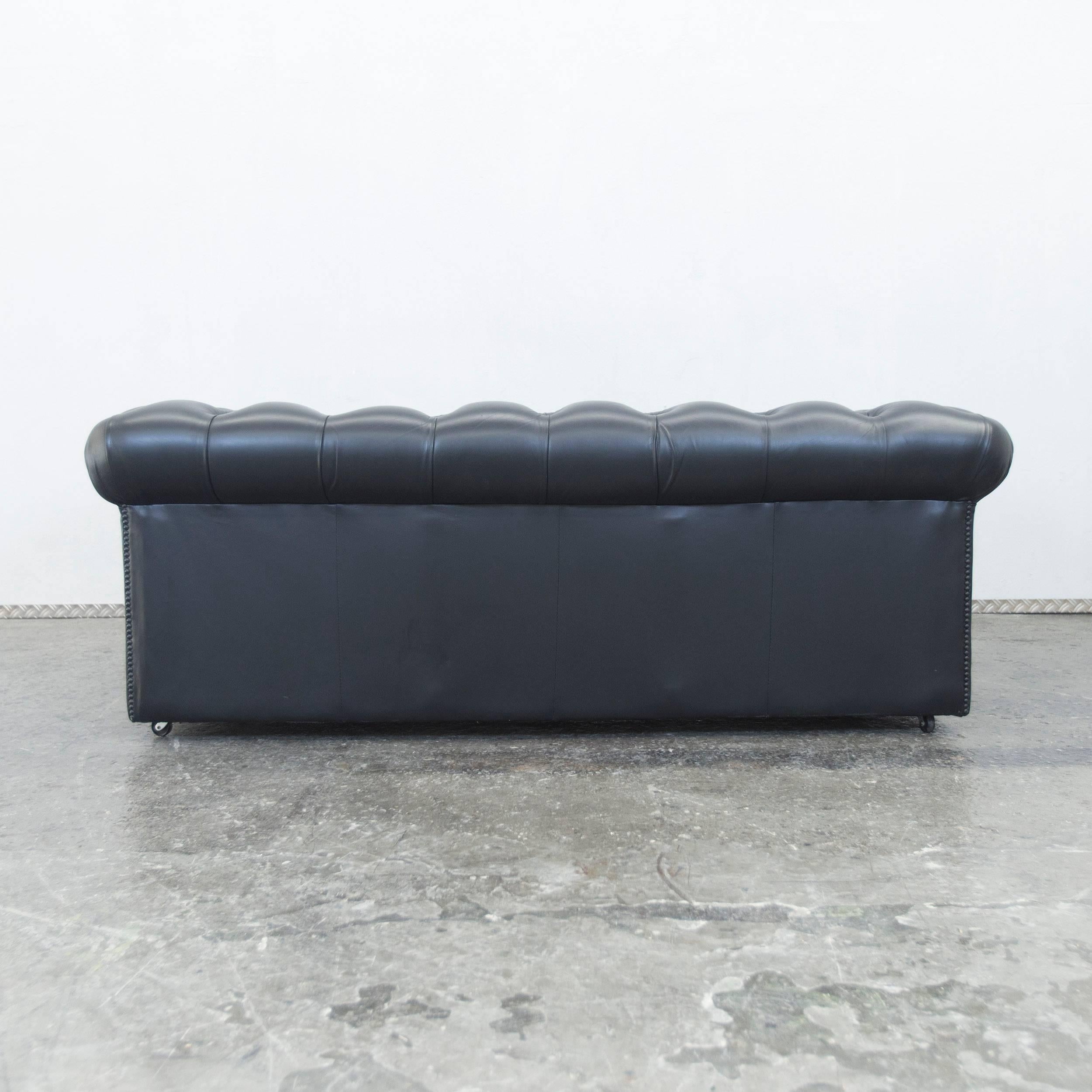 Springvale Chesterfield Sofa Black Leather Two-Seat Couch Vintage Retro In Good Condition In Cologne, DE