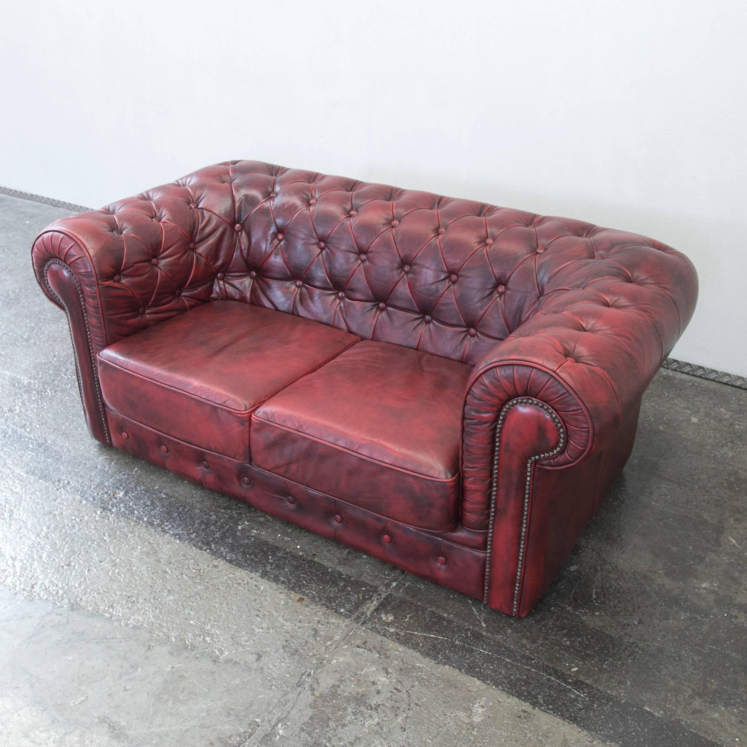 Chesterfield Designer Leather Sofa Red Two-Seat Couch Vintage Retro In Excellent Condition In Cologne, DE
