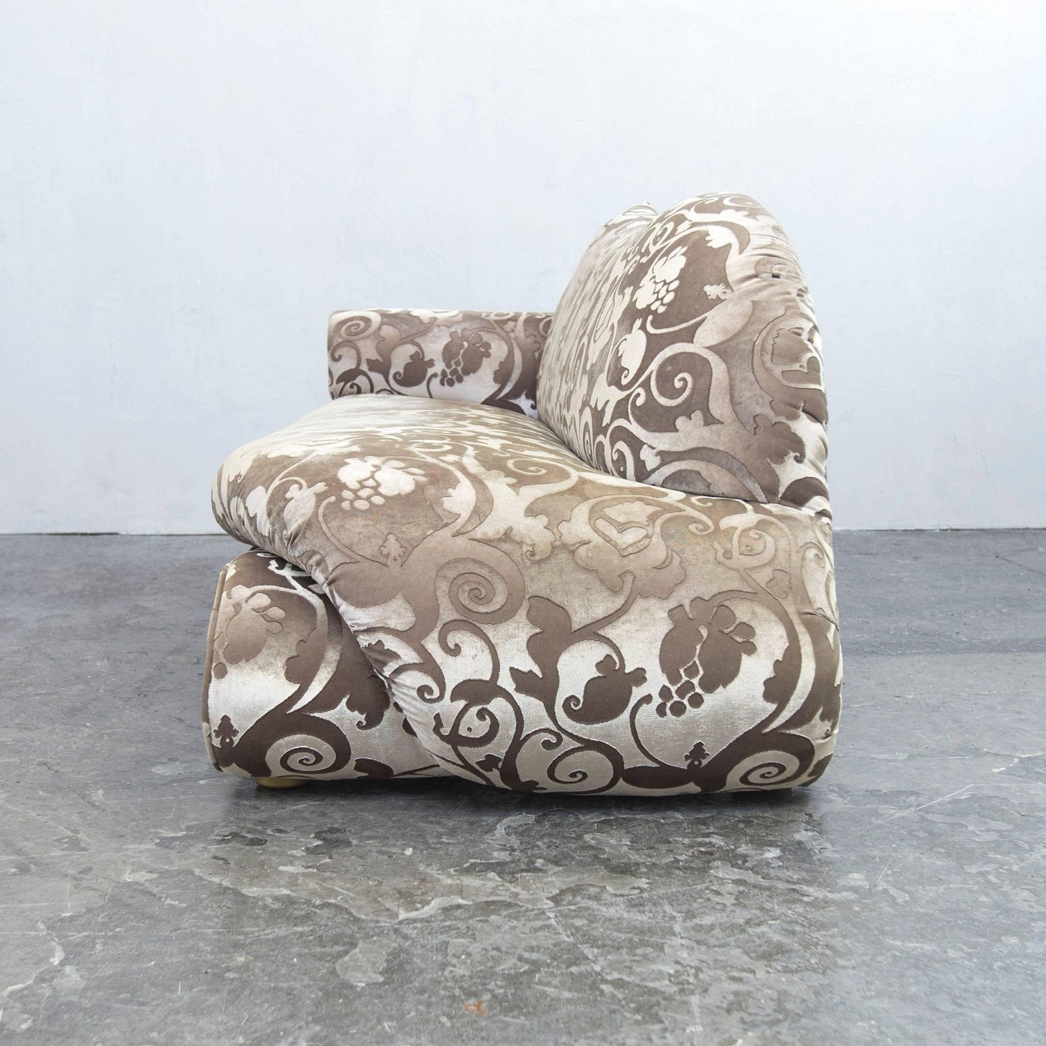 Bretz Gaudi Designer Sofa Beige Pattern Velvet Chaiselongue Recamiere Couch At 1stdibs
