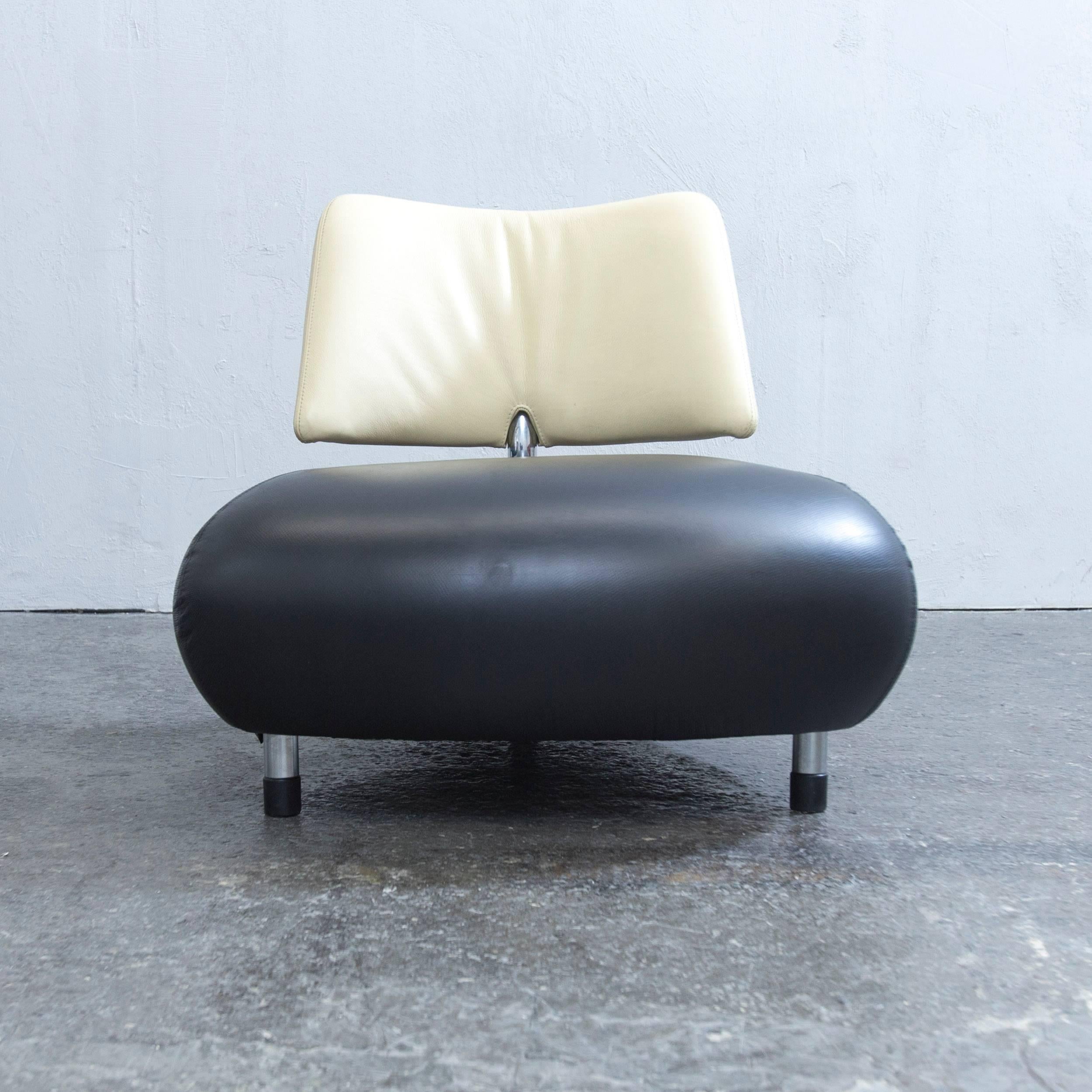 Black and beige colored original Leolux Pallone Pa designer leather chair in a minimalistic and modern design, made for pure comfort.