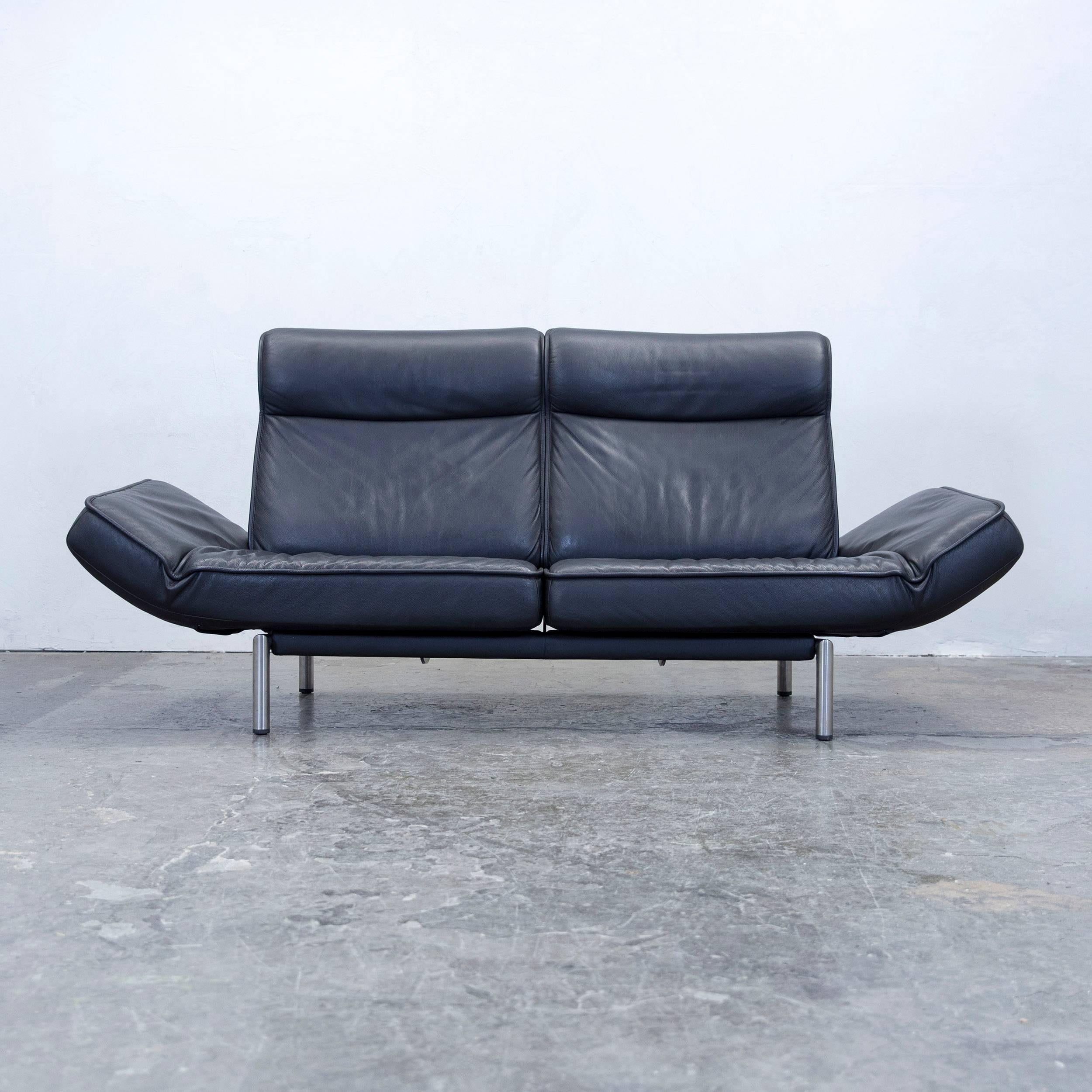 Black colored original De Sede DS 450 designer leather sofa in a minimalistic and modern design, with convenient functions, made for pure comfort and flexibility.
