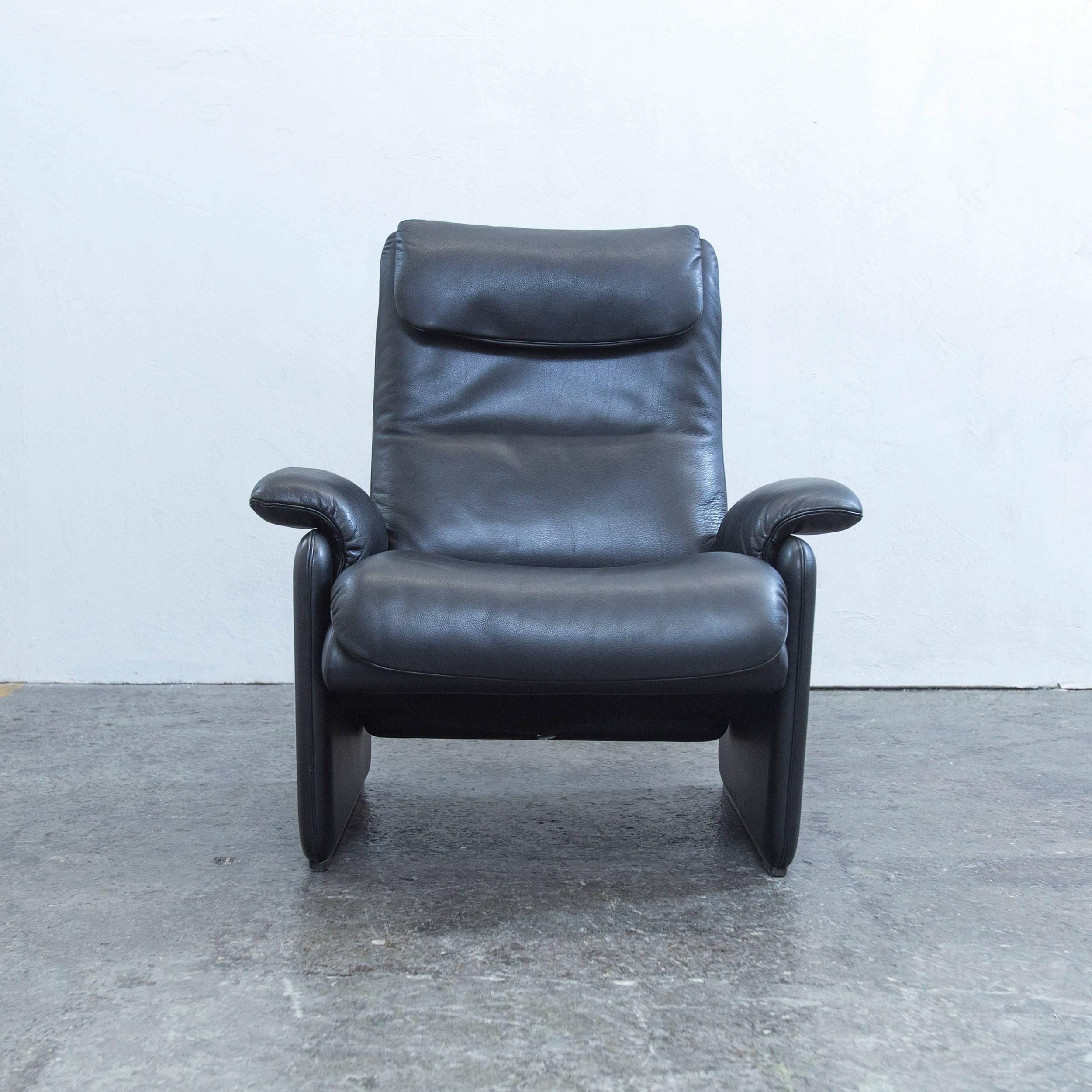 Black colored original De Sede designer leather armchair in a minimalistic and modern design, with a convenient function, made for pure comfort and flexibility.