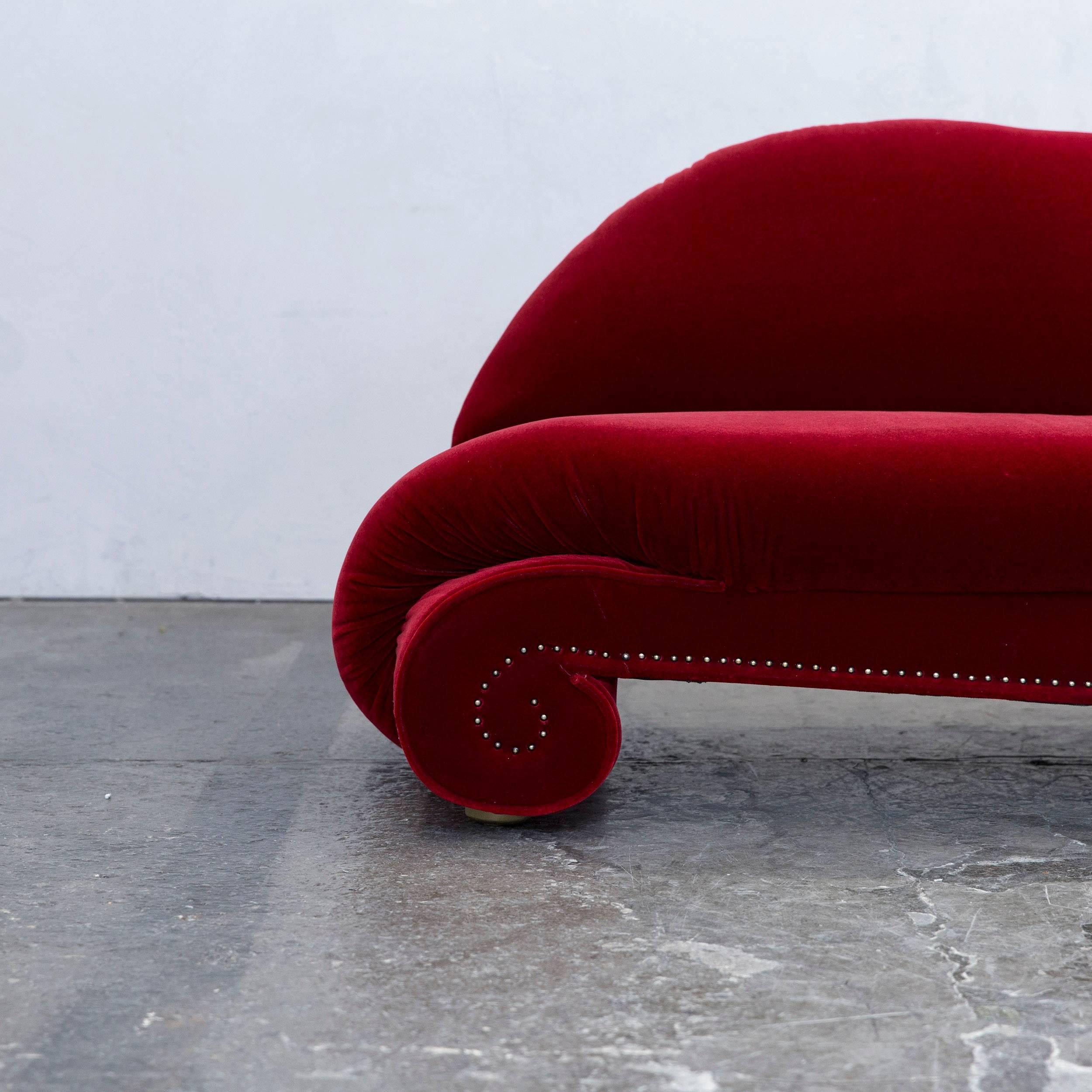 Rotes Original Bretz Gaudi Designersofa in elegantem Design, gemacht für puren Komfort und Stil.