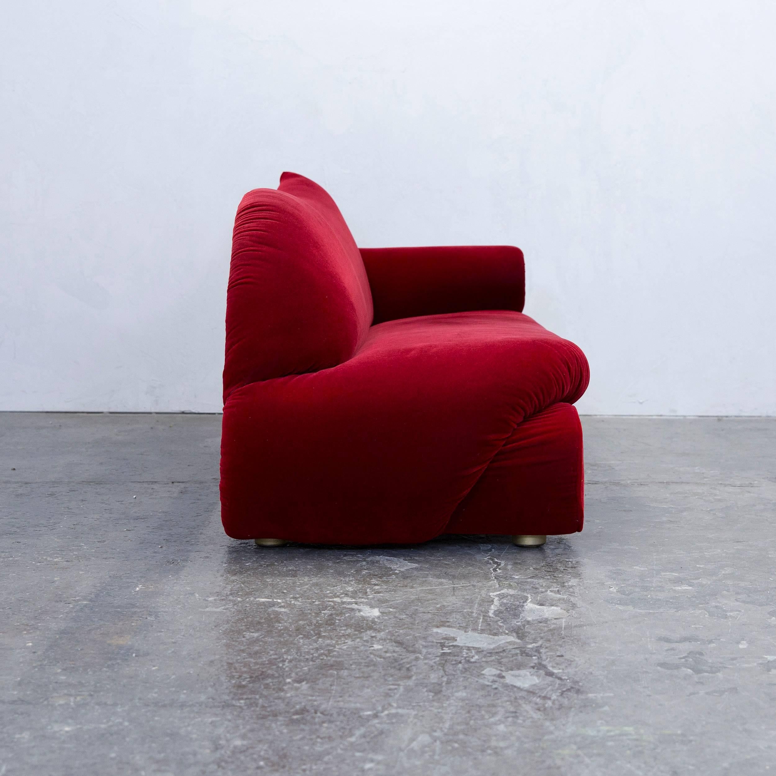 Bretz Gaudi Designer Sofa Rote Stoff Chaiselongue Recamiere Dreisitzer-Kommode 1