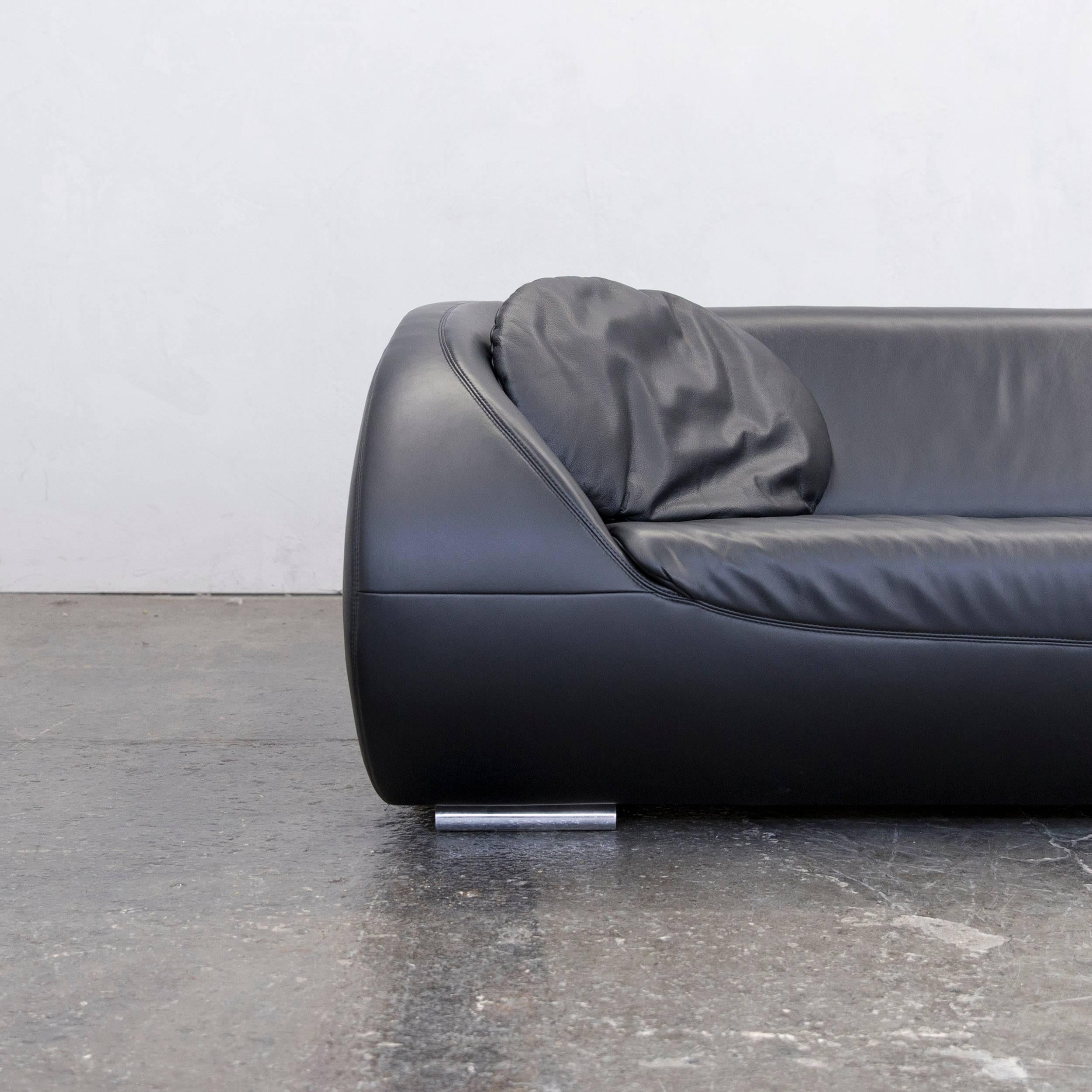 Schwarzes Original Koinor Pearl Designer-Ledersofa in minimalistischem Design, geschaffen für puren Komfort.