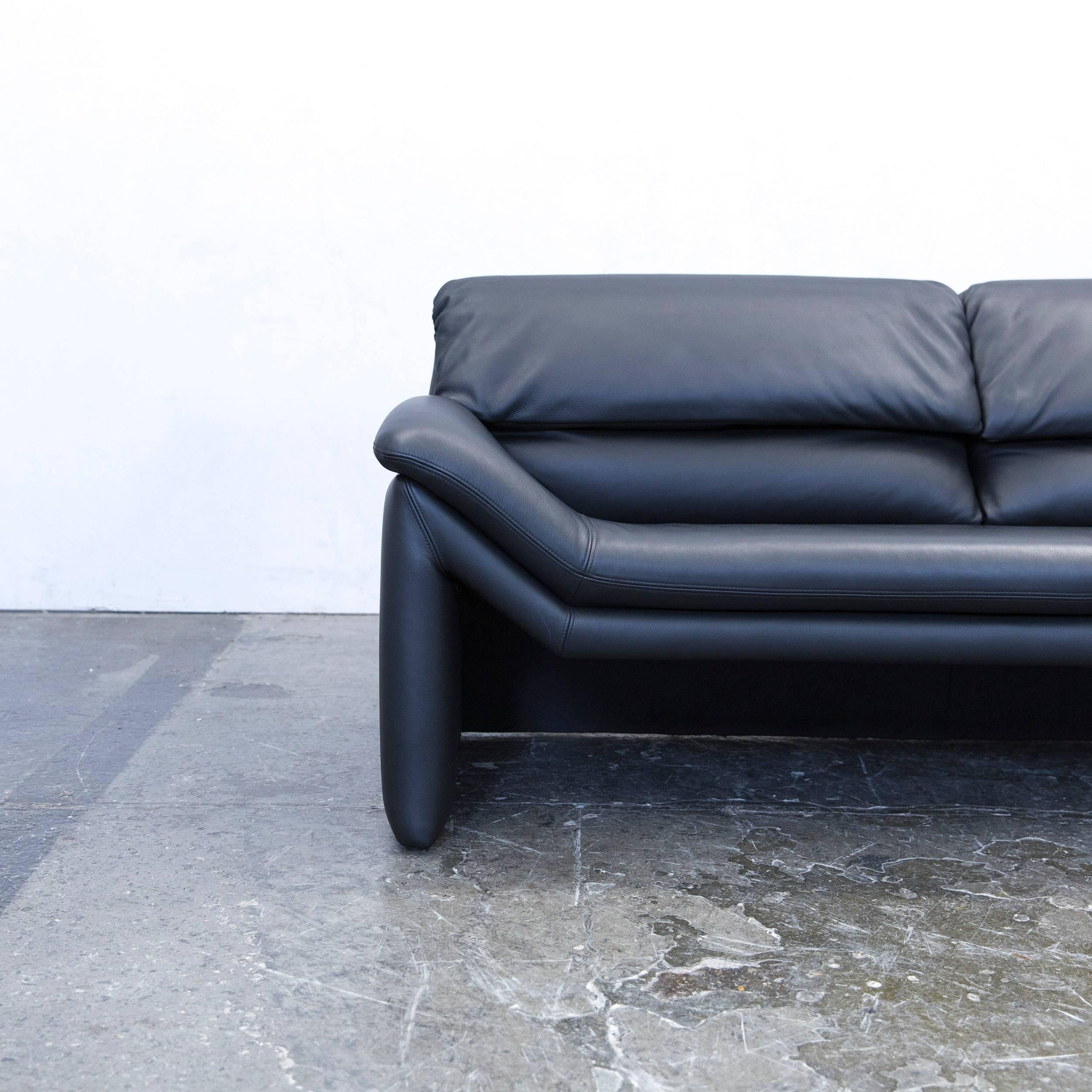 Black colored original De Sede designer leather sofa in a minimalistic and modern design, with convenient functions, made for pure comfort and flexibility.