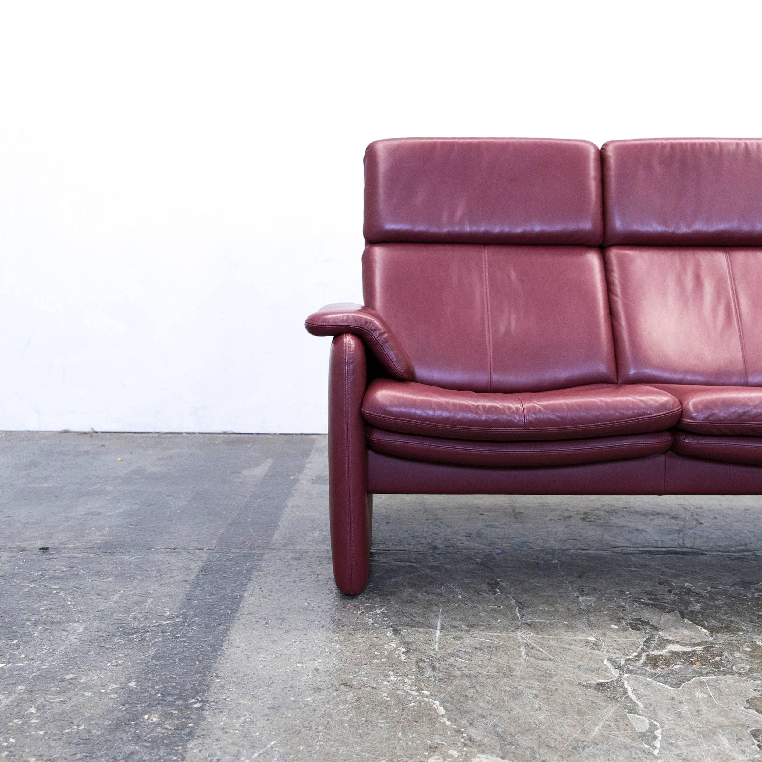 Bordeauxrotes original Erpo Designer-Ledersofa, in minimalistischem und modernem Design, mit praktischen Funktionen, gemacht für puren Komfort und Flexibilität.