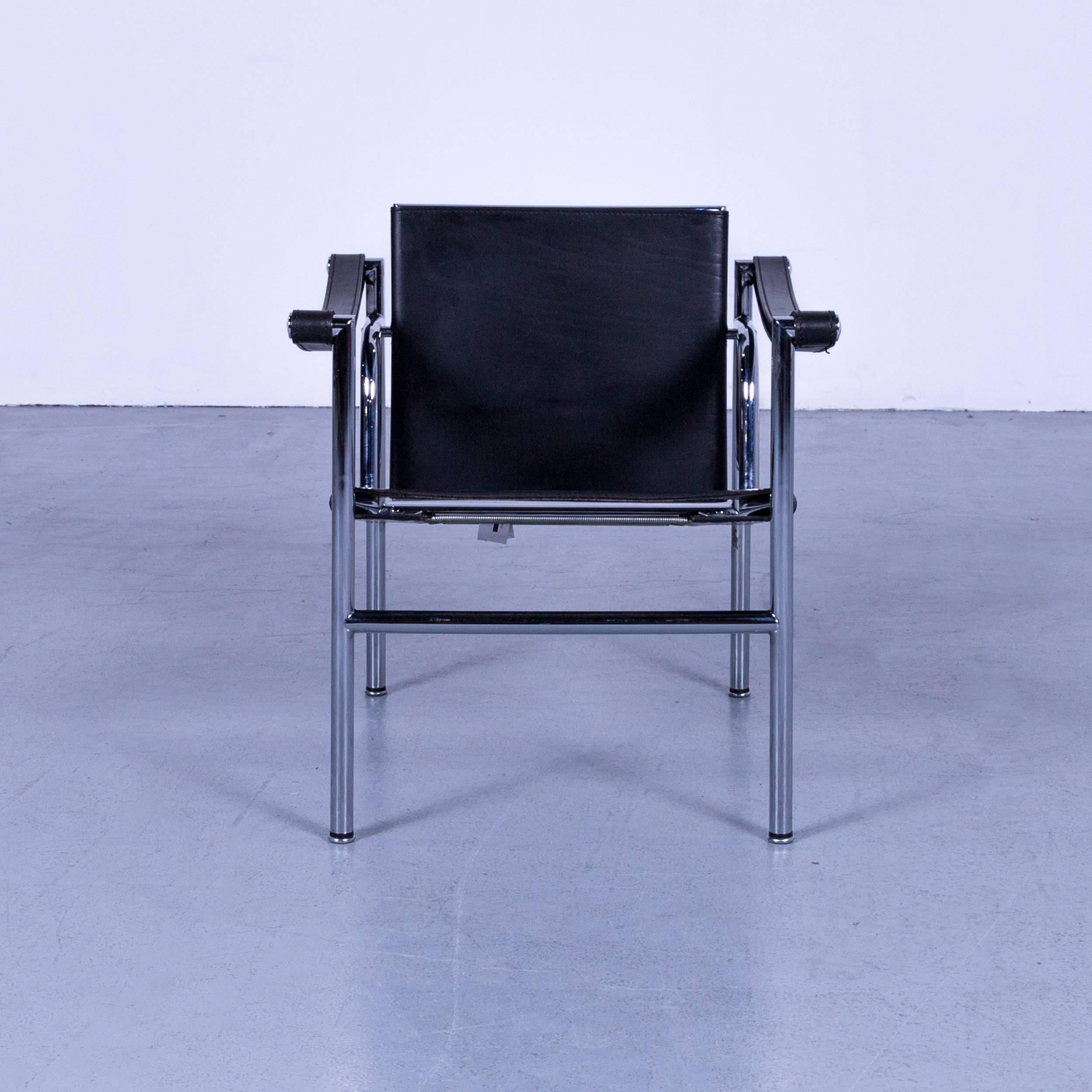 Cassina Le Corbusier LC 1 by Le Corbusier, Jeanneret, Perriand. Sling chair with black leather and polished trivalent chrome-plated (CR3) or semigloss black enamel steel frame. Classic Chair, Bauhaus era.
 