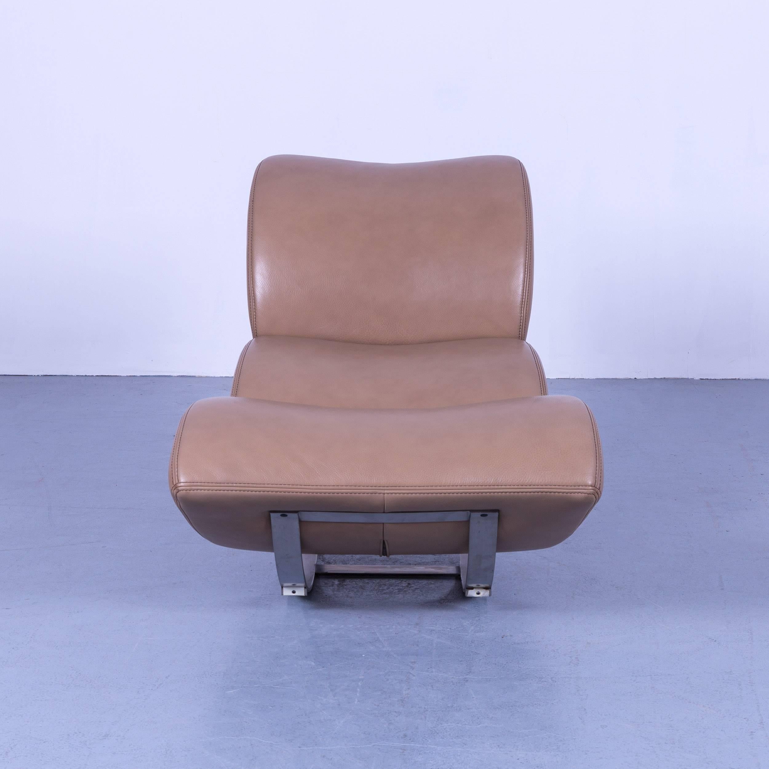 Koinor Jetlag Designer-Schaukelstuhl in beige-crèmefarbenem Leder mit einem Sitz und Metallgestell, mit praktischen Funktionen, die für puren Komfort und Flexibilität sorgen.