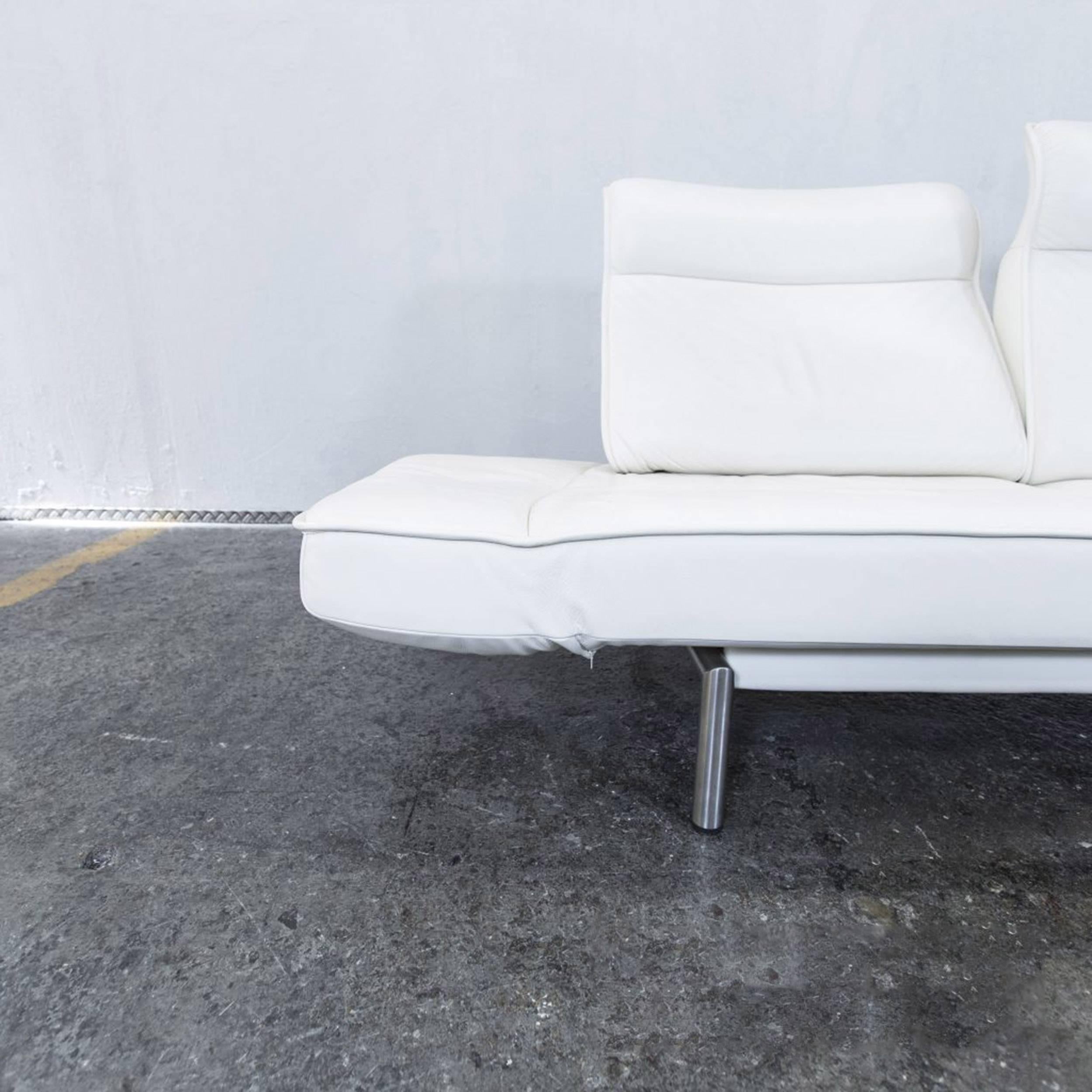 White colored original De Sede DS 450 designer leather sofa in a minimalistic and modern design, with convenient functions, made for pure comfort and flexibility.