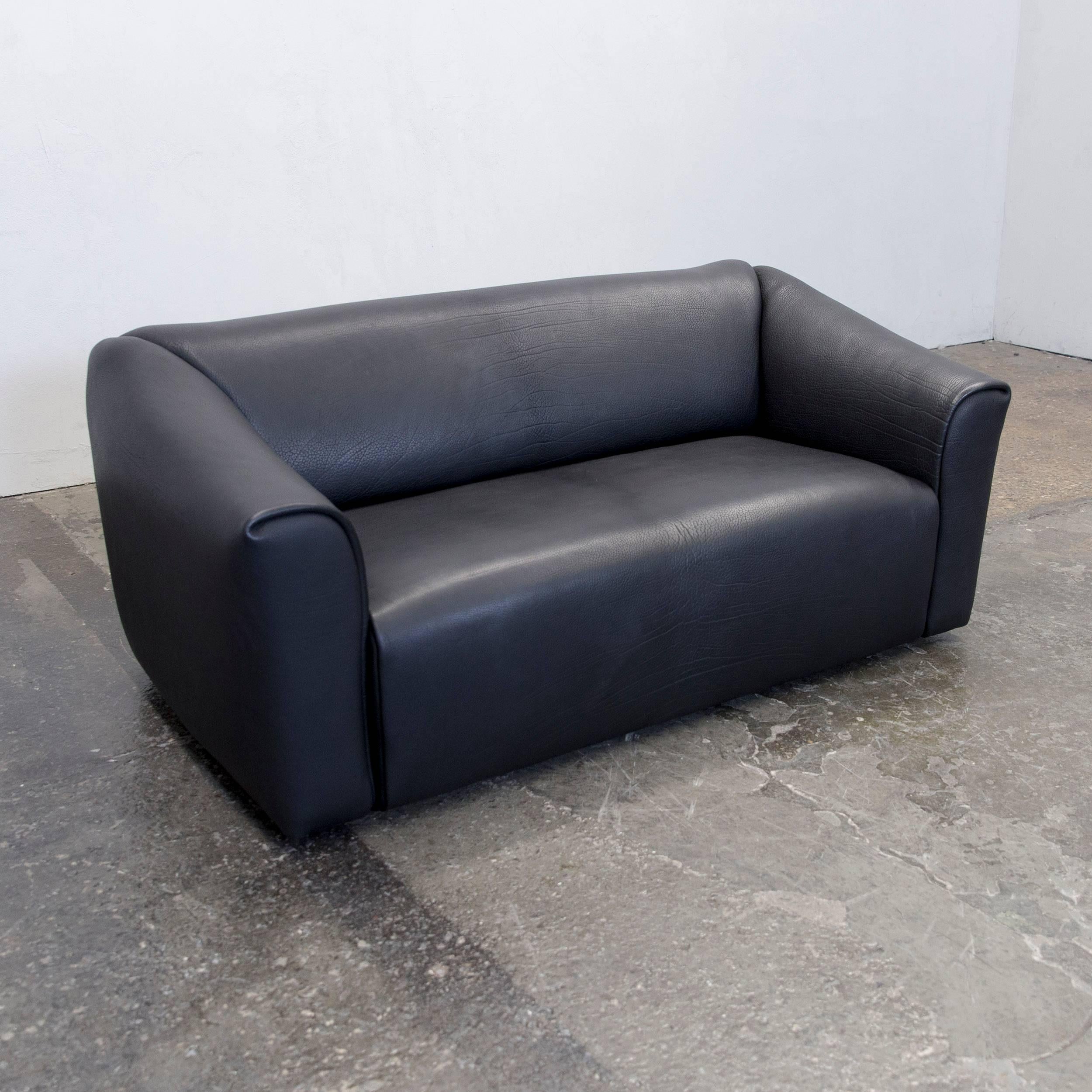 Black colored original De Sede DS 47 designer leather sofa in a minimalistic and modern design, made out of thick neck leather.