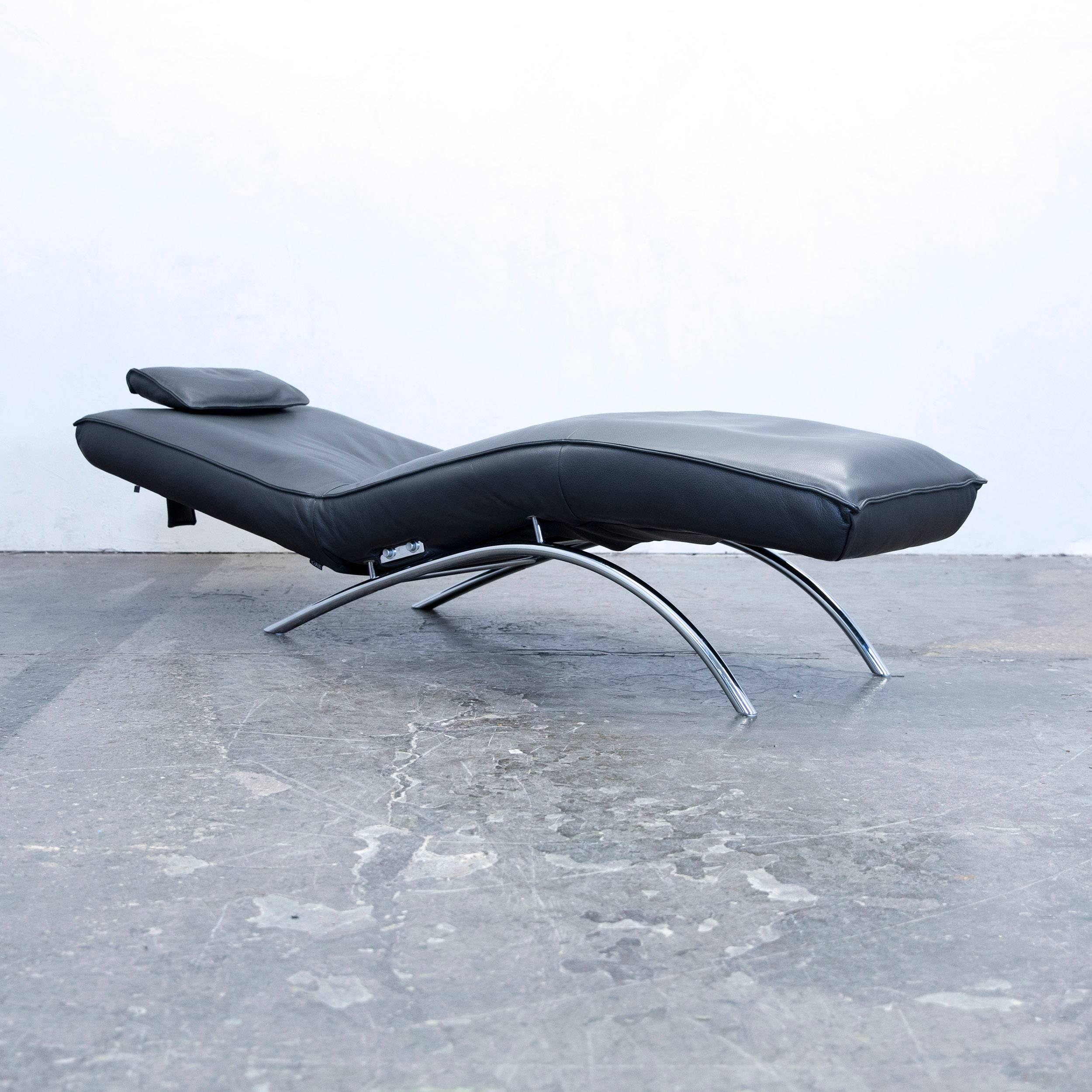 Fauteuil relax en cuir original Koinor Jonas de couleur grise:: au design minimaliste et moderne:: avec des fonctions pratiques:: conçu pour un confort et une flexibilité purs.