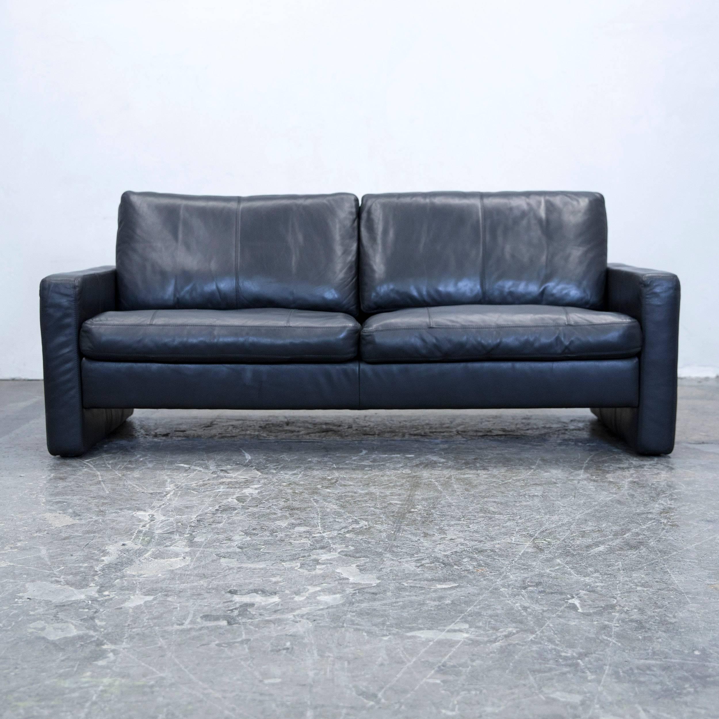 Schwarz gefärbtes original COR Conseta Designersofa aus Leder, in minimalistischem und modernem Design, gemacht für puren Komfort.