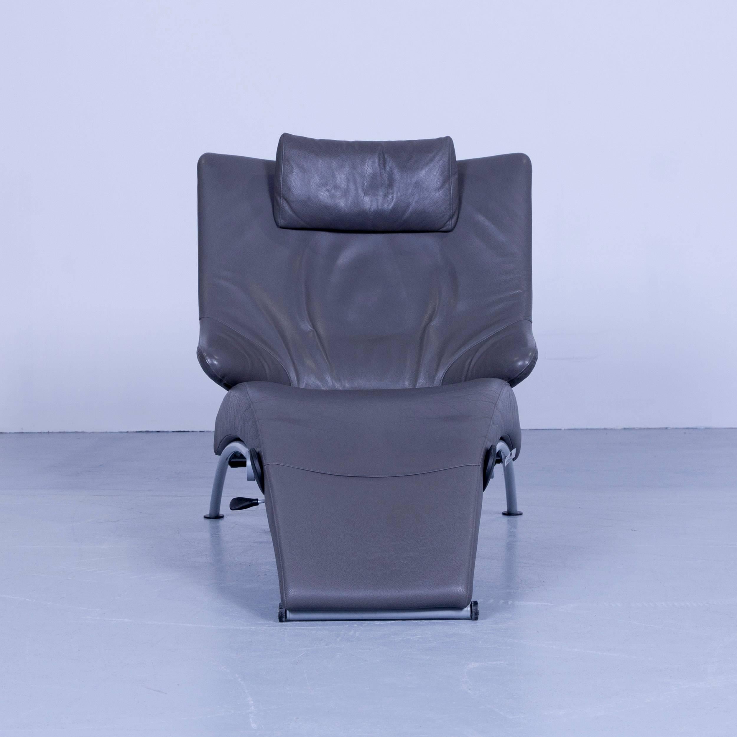 Grauer Original WK Wohnen solo 699 Designer-Ledersessel in minimalistischem und modernem Design, mit praktischen Funktionen, gemacht für puren Komfort und Flexibilität.