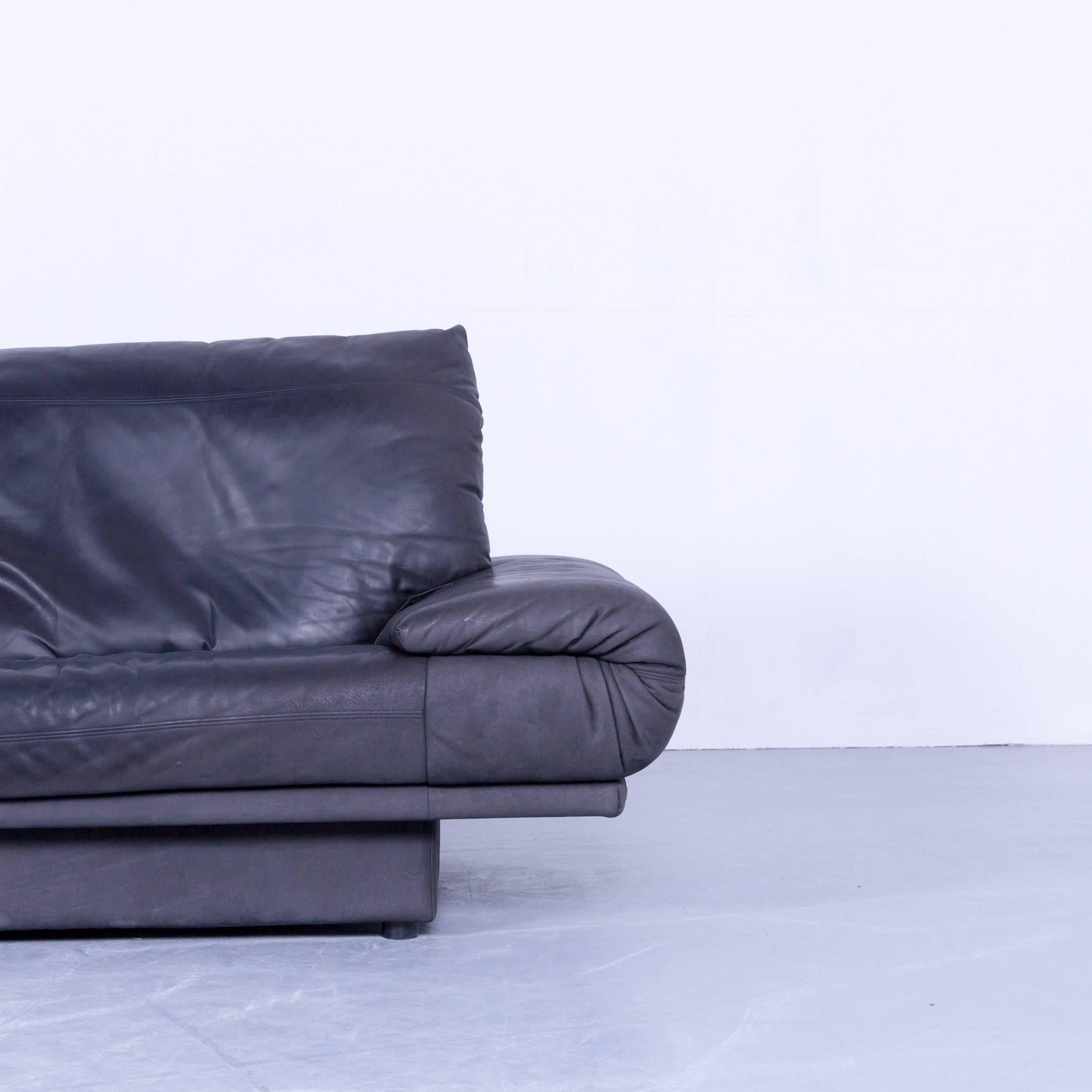 Rolf Benz 345 Designersofa Leder Schwarz Dreisitzige Couch Modern Vintage Retro, in einem minimalistischen und modernen Design, für reinen Komfort und Stil gemacht.