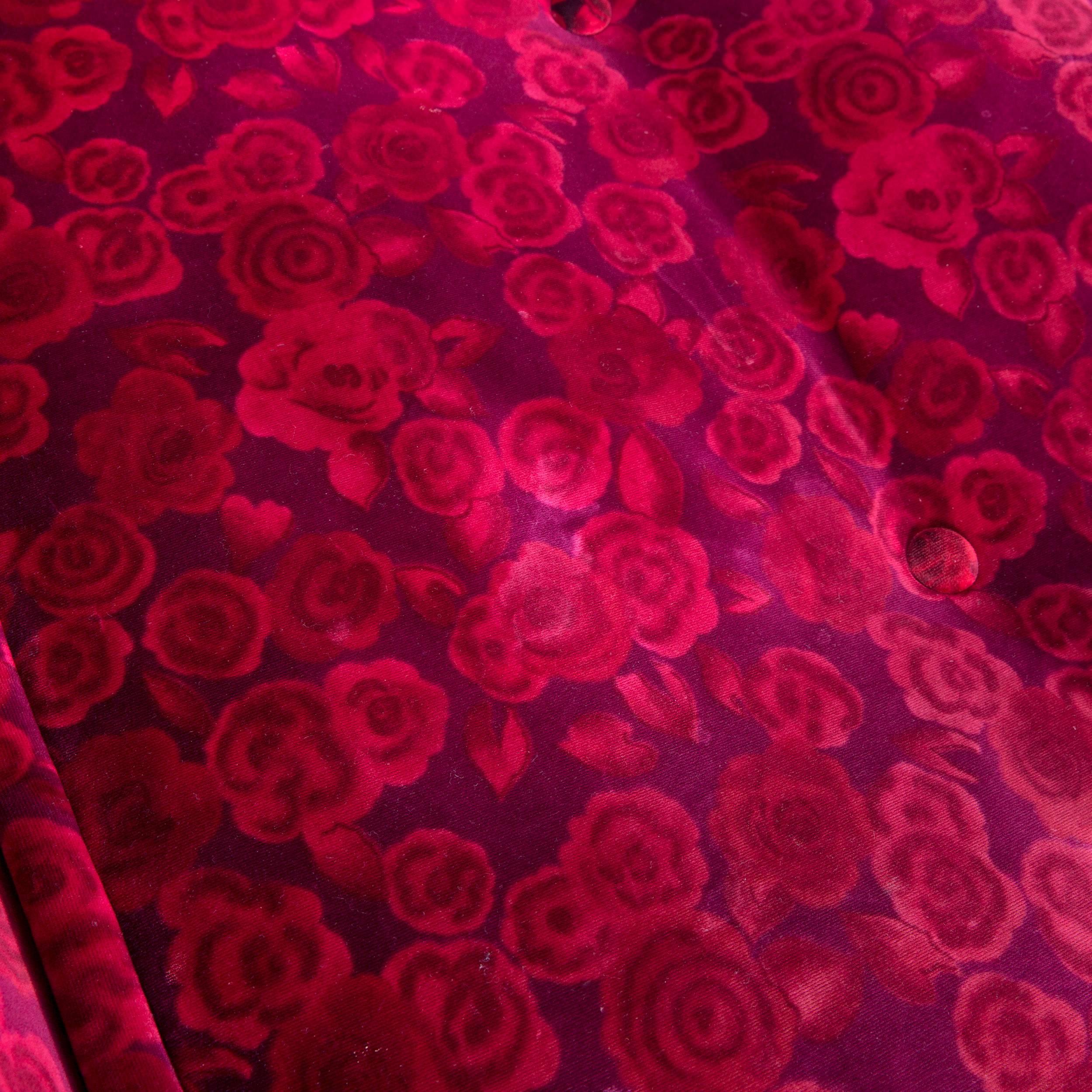 Allemand Canapé trois places en tissu rouge Bretz Monster Canapé à motifs de roses Canapé-lit pour le sommeil