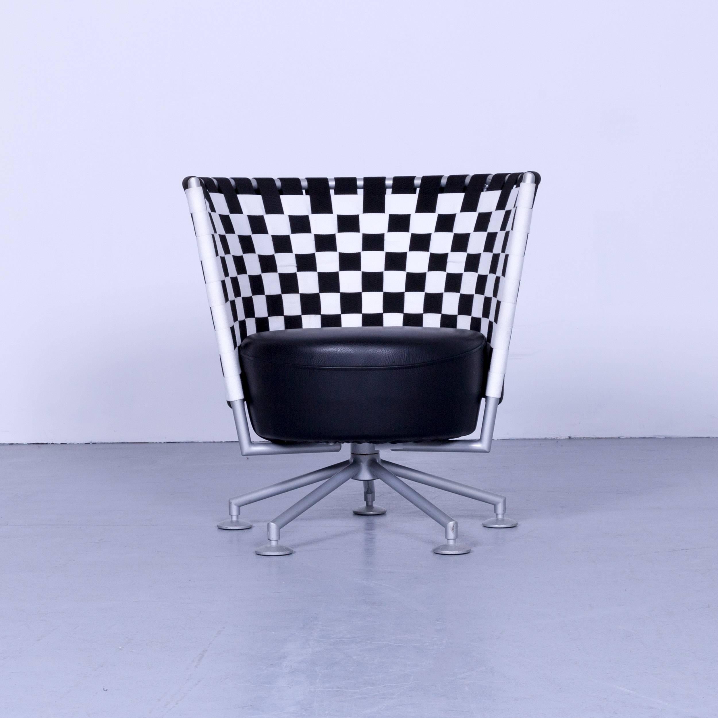COR Circo Designer-Sessel aus schwarzem und weißem Leder mit einem Sitz aus Stoff, in minimalistischem und modernem Design, für puren Komfort.