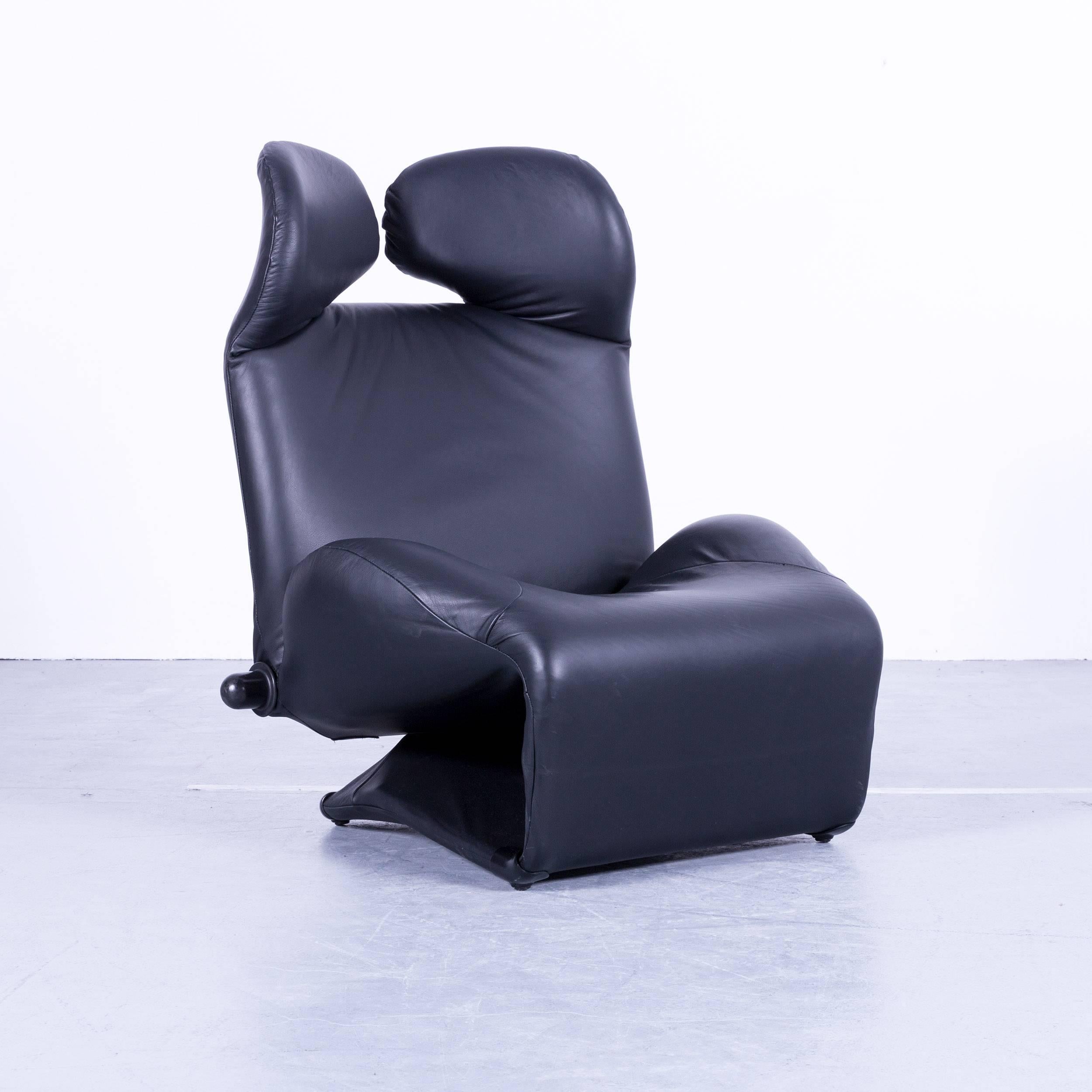 Cassina Wink designer chair black leather function recliner by Toshiyuki Kita, in a minimalistic and modern design, with convenient functions, made for pure comfort.