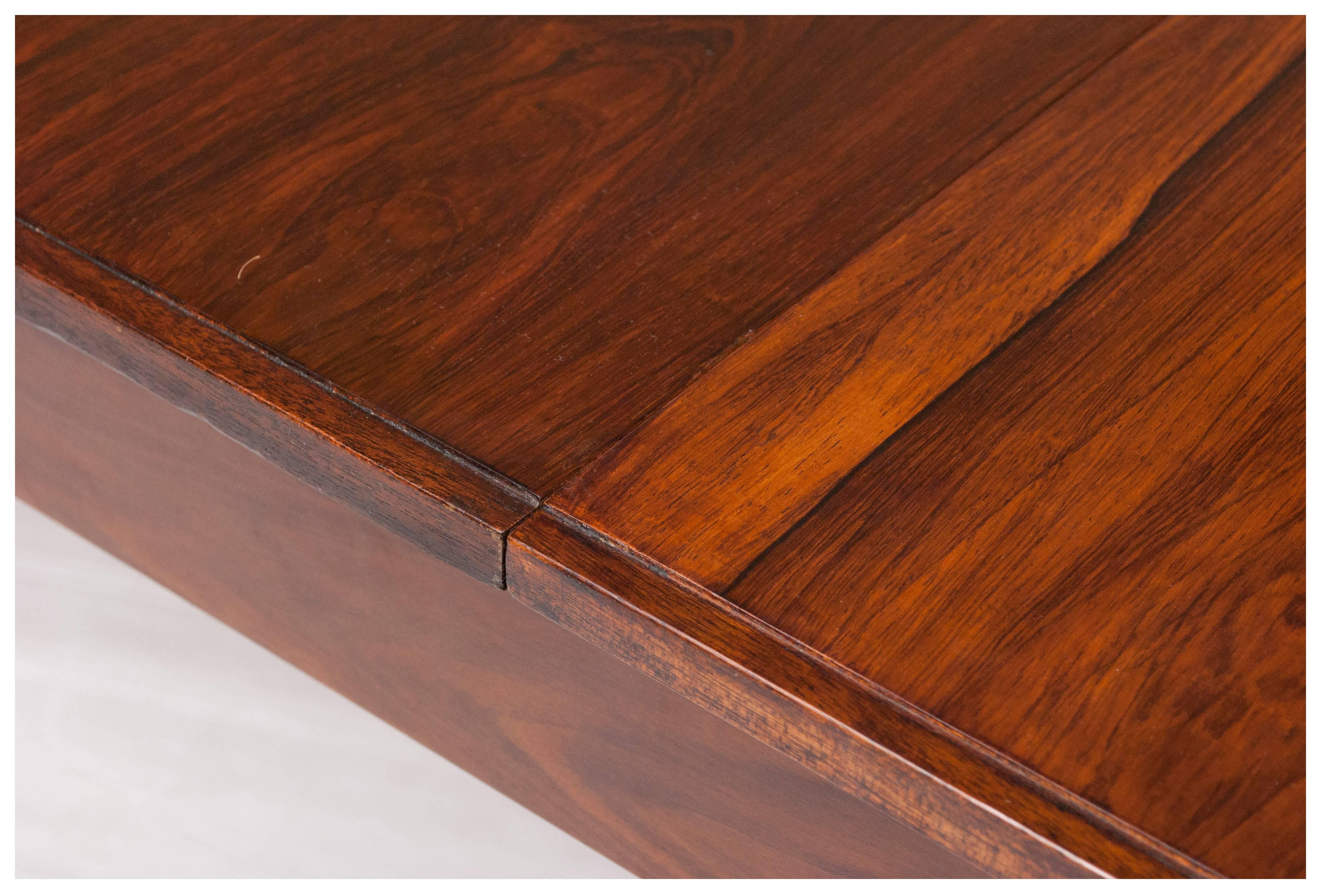 Mid-Century Danish extending rosewood 'Dorrington' dining table by Robert Heritage for Archie Shine, retailed exclusively by Heals. Extends to a maximum of 213cm in length.