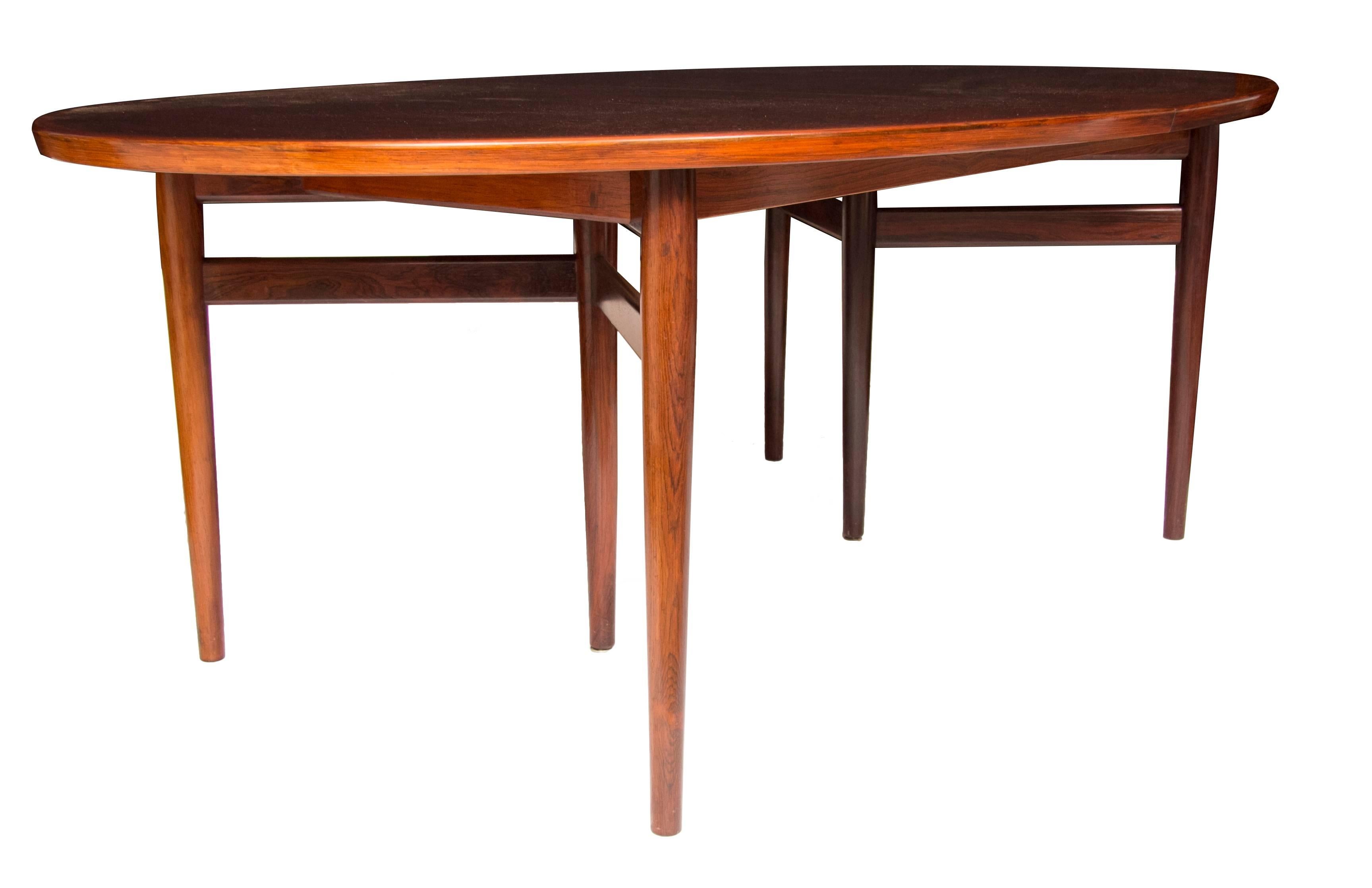 Midcentury rosewood dining table by Arne Vodder for Sibast.
Measures: 125cm diameter with two leaves extending to 199cm x 125cm and 298 x 125cm.
Professionally restored.