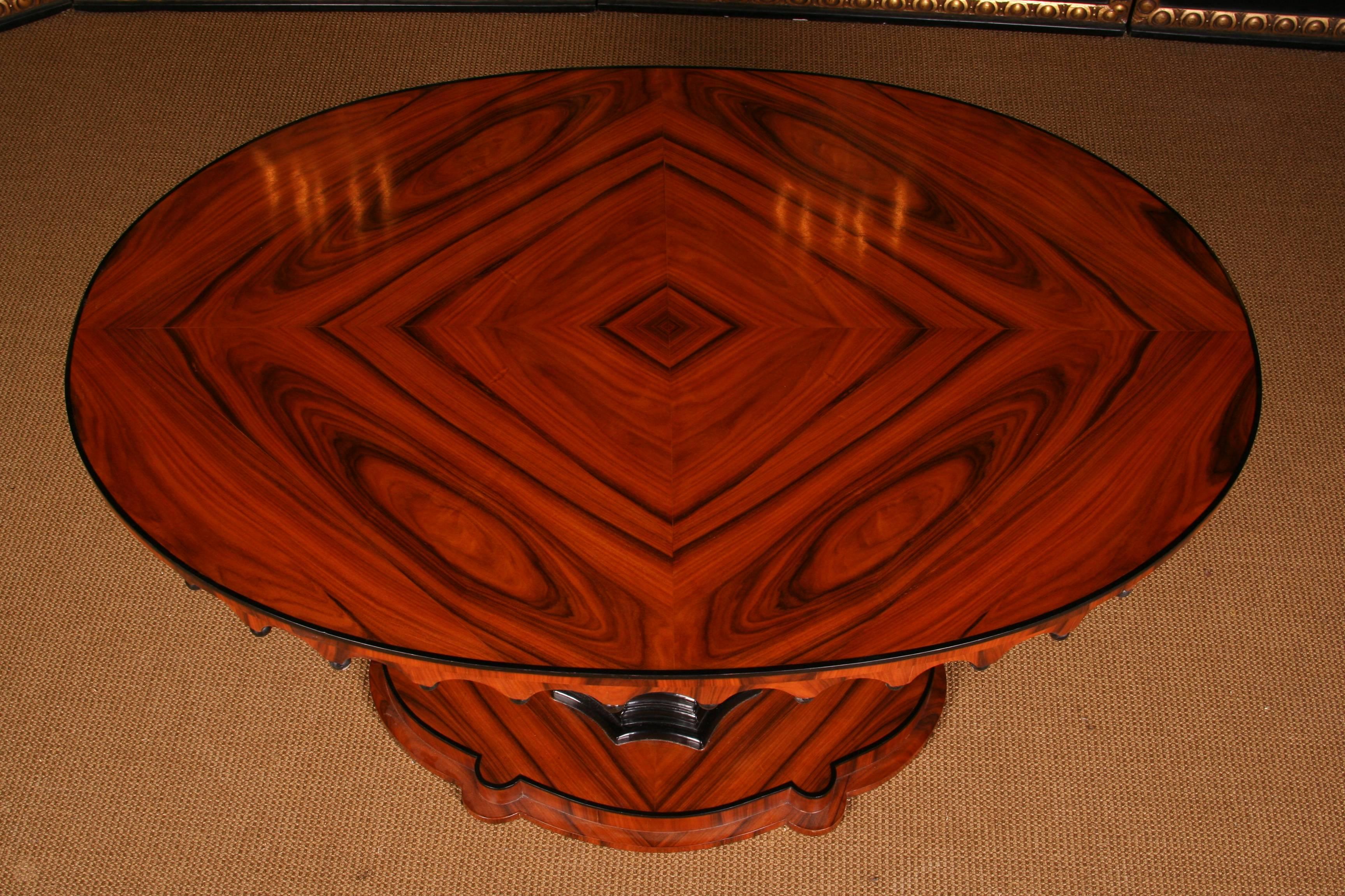 19th Century Elegant Oval Table in Biedermeier Style with exotic Rosewood Veneer 3