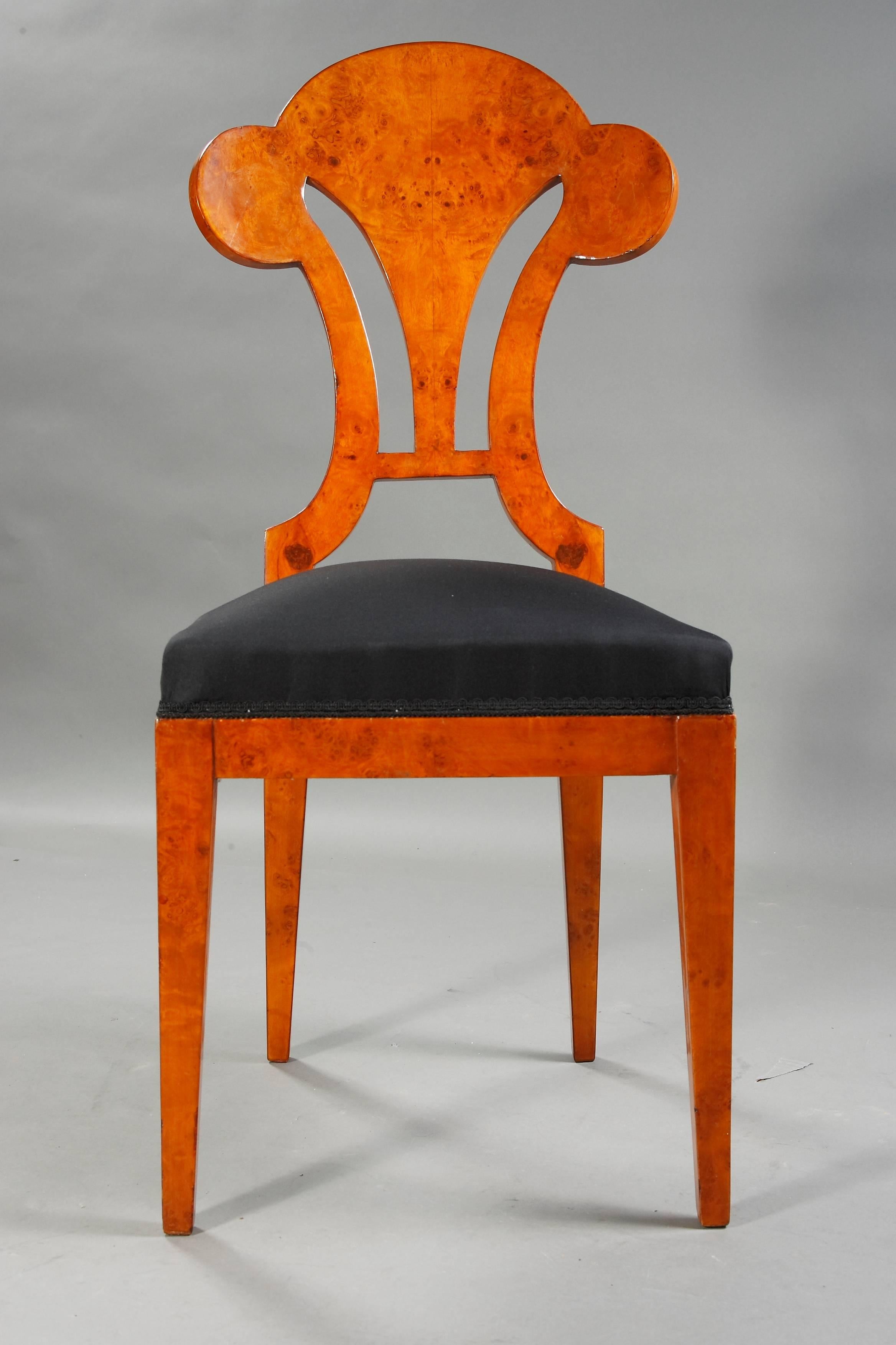 Solid beechwood with maple root veneer. Conical squares. Straight frame. Exceptional backrest, you could call the shape of the backrest as a three-leaf cloverleaf.
Connected by a middle midway. Seat surface, Classic padded, with laced spring base